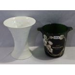Grüner Glas Champagner Kühler 'Perrier-Jouet', H 20 cm, D 18 cm, und Kaiser Bisquitporzellan Vase