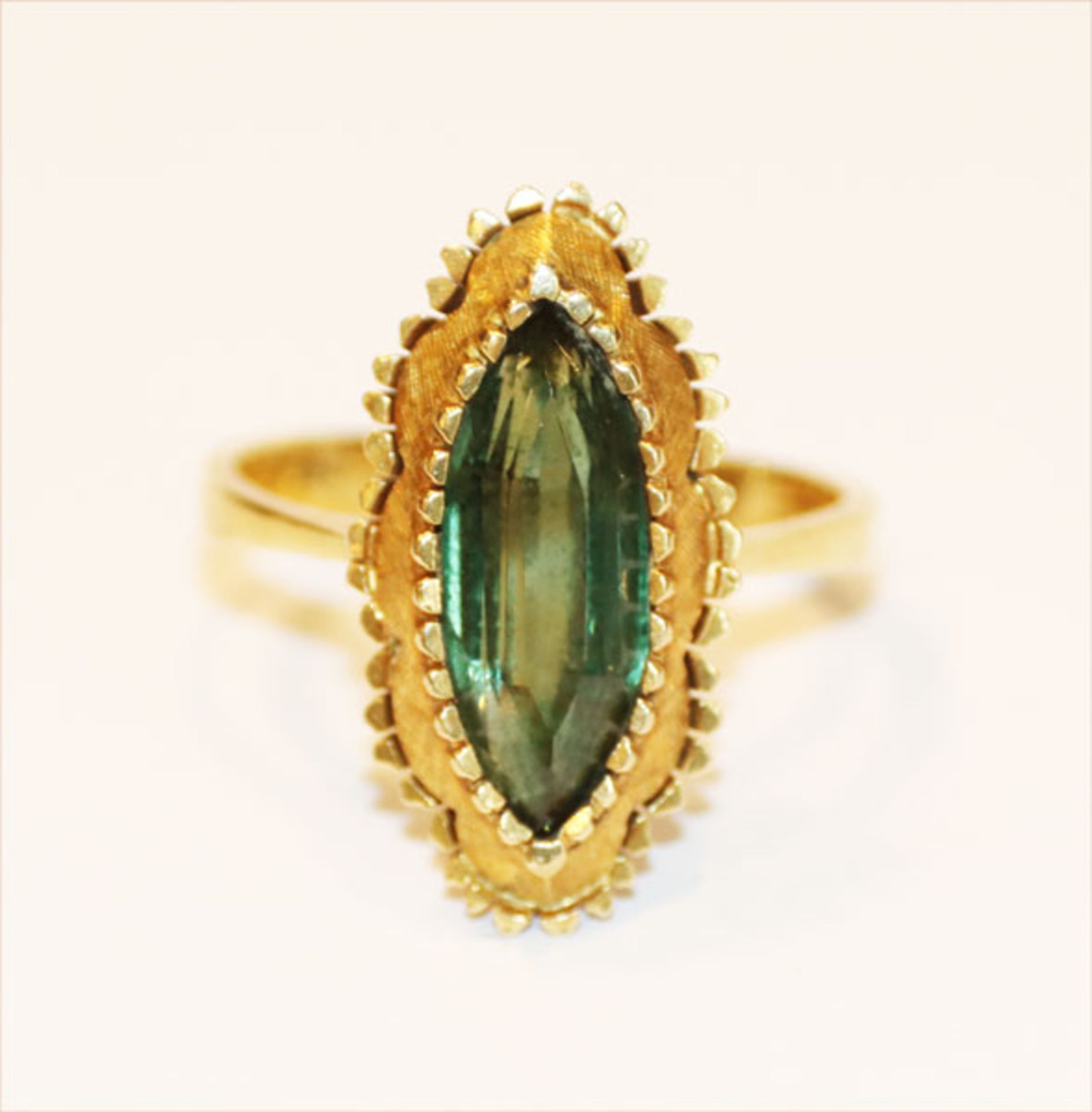 Ausgefallener 18 k Gelbgold Ring in länglicher Form mit grünem Turmanlin, 6,6 gr., Gr. 57