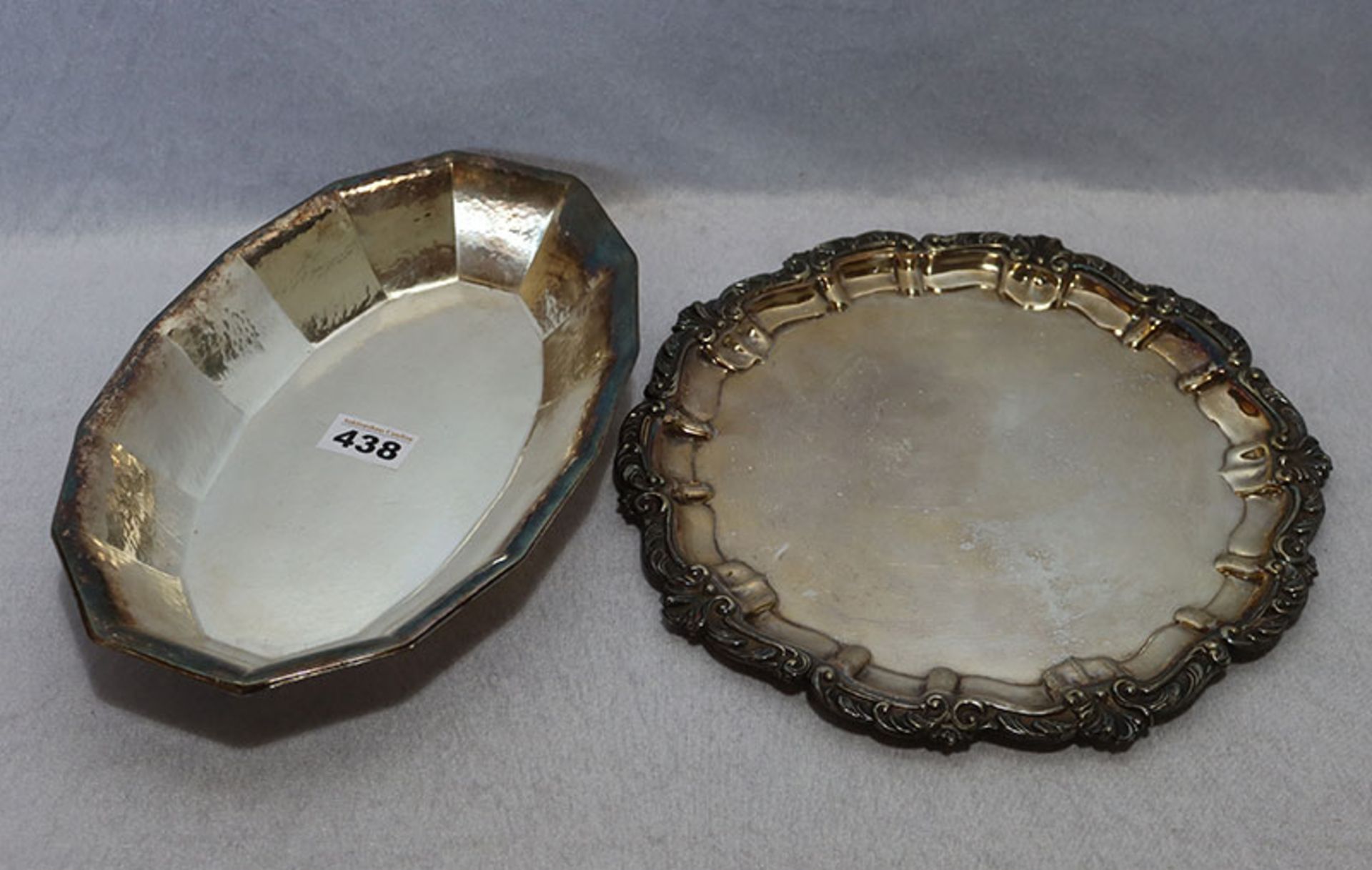 Rundes Tablett mit Reliefrand, D 30 cm, und ovale Schale, L 31 cm, B 21 cm, beides versilbert,