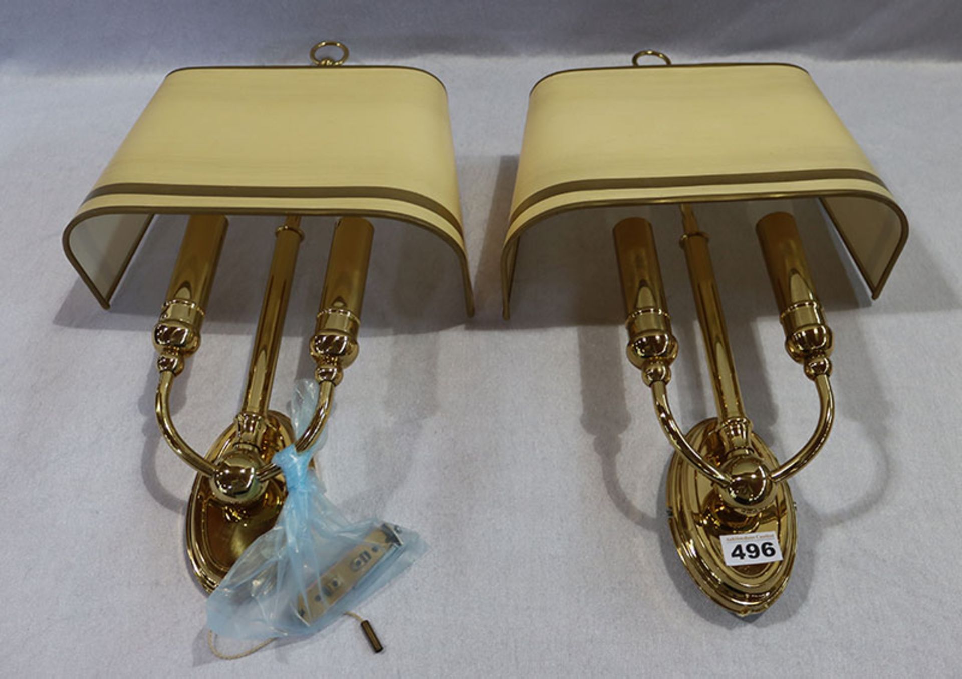 Paar Messing Wandlampen, 2-armig mit beigen Halbschirm, H 58 cm, B 31 cm, Funktion nicht geprüft