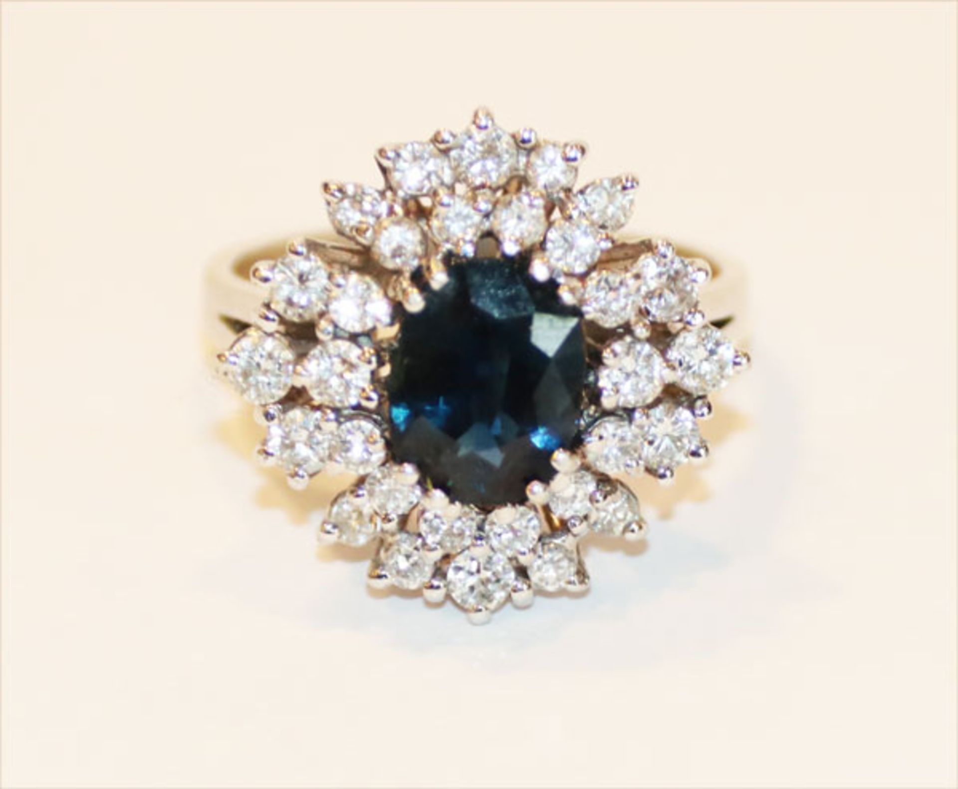 18 k Gelbgold Ring mit Safir und ca. 1 ct. Diamanten, 6,3 gr., Gr. 56, klassische Handarbeit