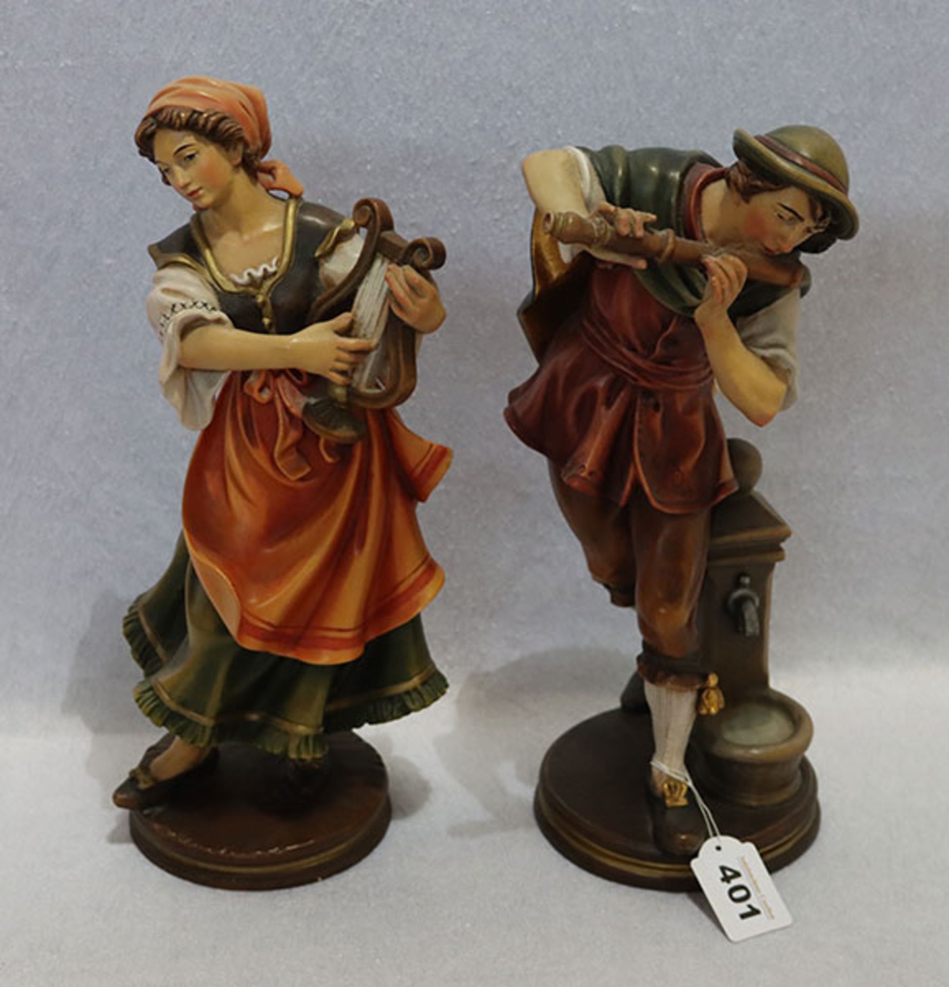 2 Holzfiguren 'Musizierendes Paar', farbig gefaßt, H 35 cm