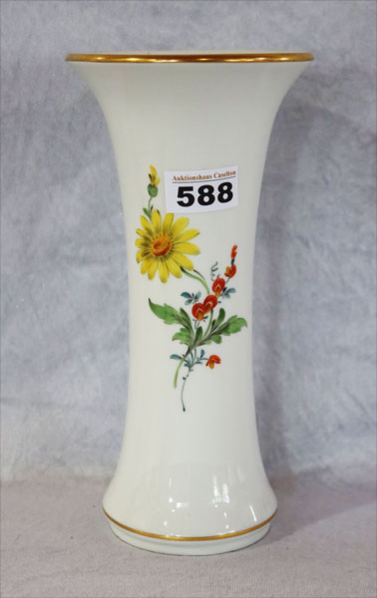 Meissen Blumenvase mit Blumenmalerei und Goldrand, II. Wahl, H 26 cm, D 12 cm, leicht berieben,