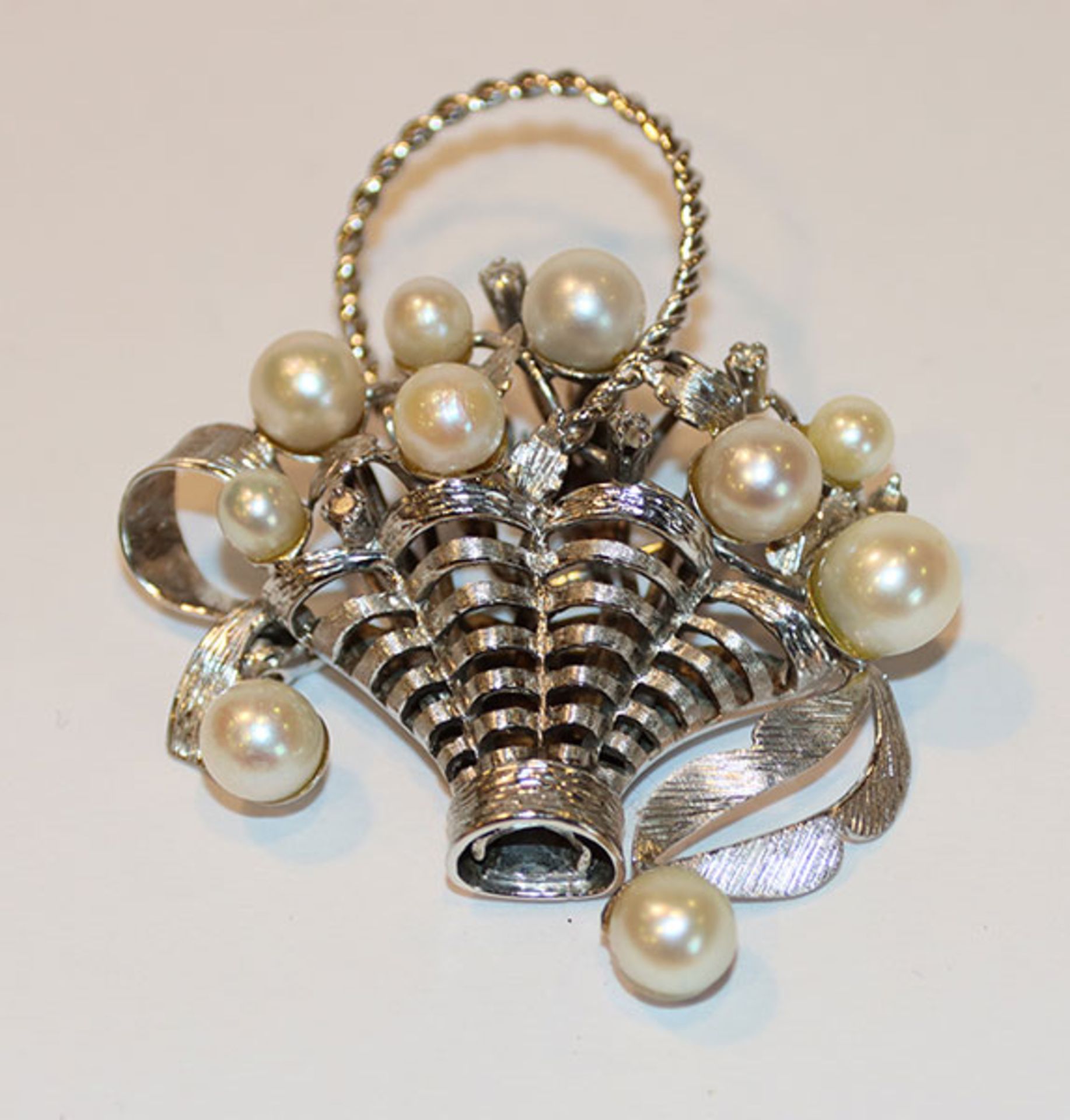 14 k Weißgold Brosche in Form eines Blumenkorbes mit 4 Diamanten und 10 Perlen in verschiedenen