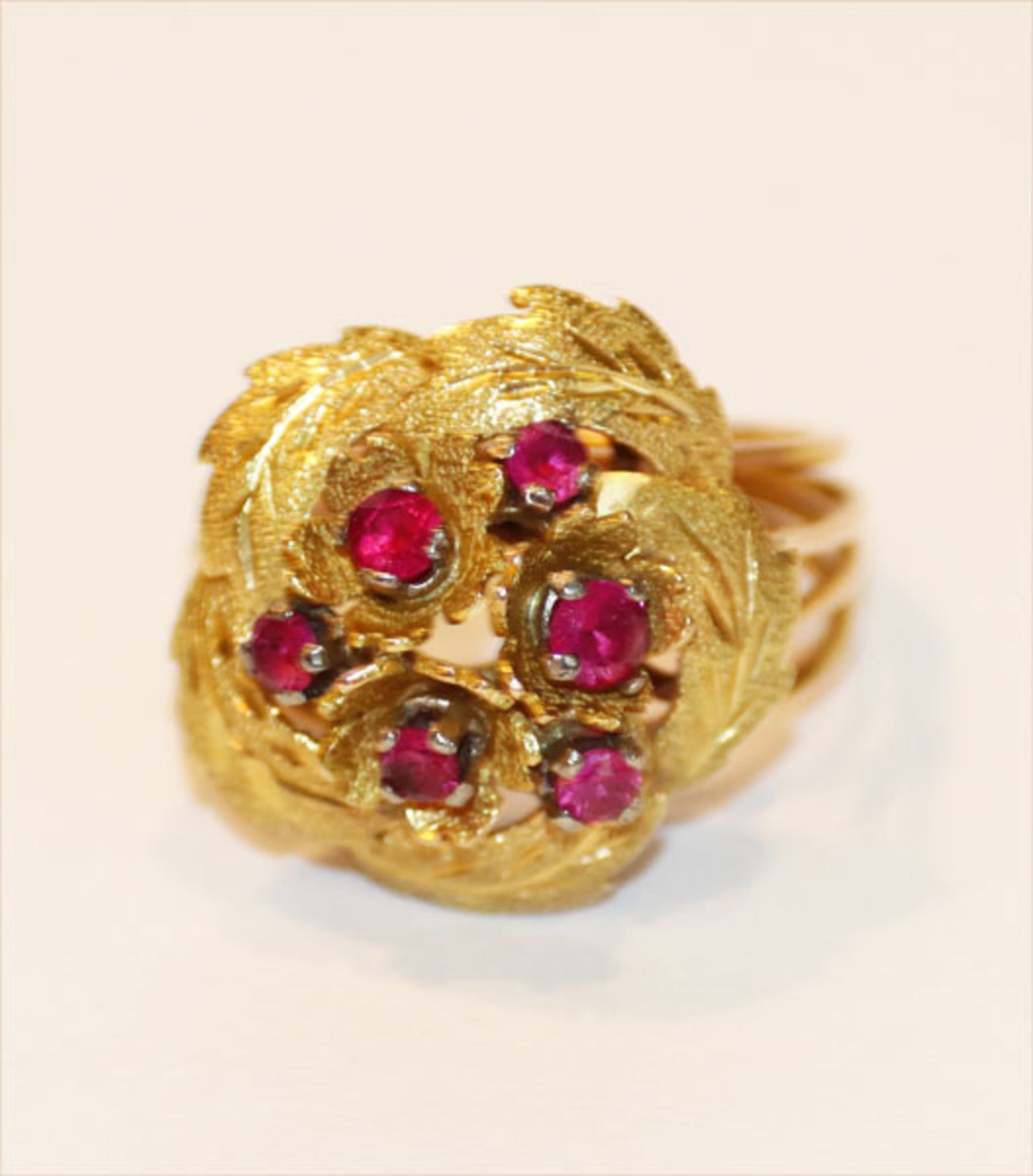 18 k Gelbgold geprüfter Ring mit Rubinen, Blätter mattiert, 5,6 gr., Gr. 54