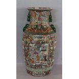 Chinesische Bodenvase mit reichem figürlichem und floralem Dekor, plastische Verzierungen, H 64