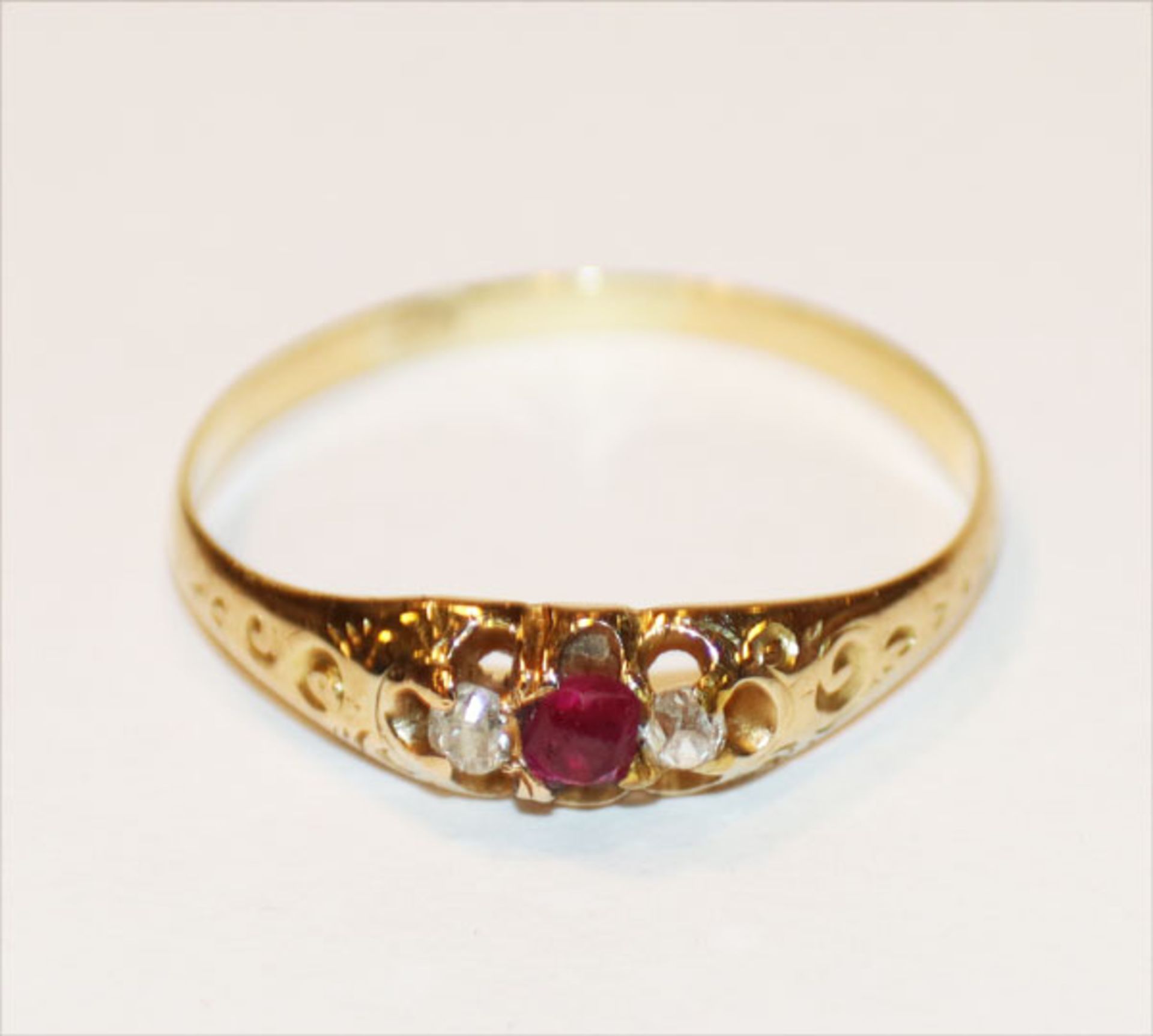18 k Gelbgold Ring mit Rubin und 2 Diamanten, um 1920, 1,37 gr., Gr. 54