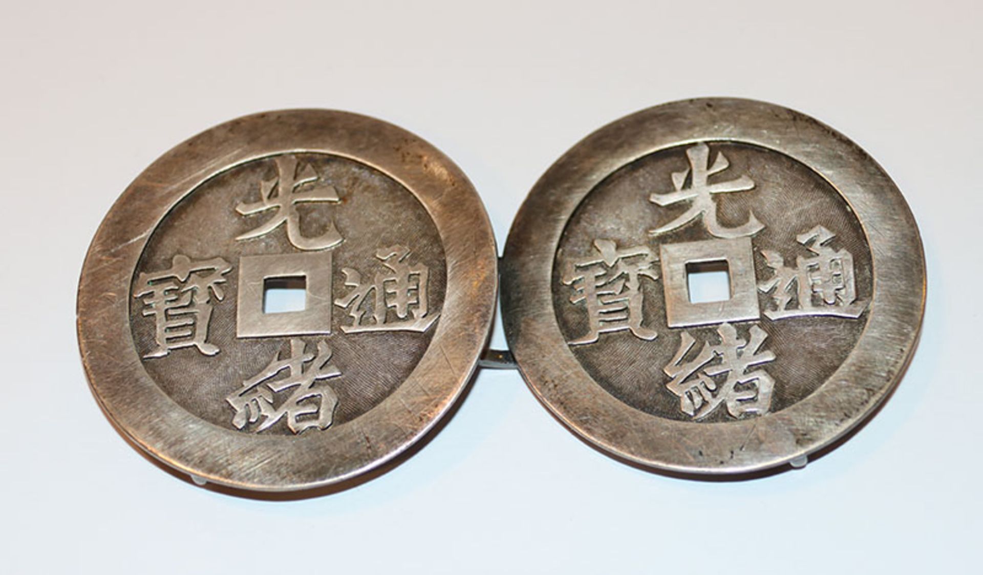 Chinesische Silber Schließe mit Schriftzeichen, 58 gr.