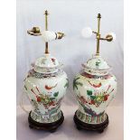 Paar chinesische Tischlampen in Form von Deckelvasen mit figürlichem und floralem Dekor, auf