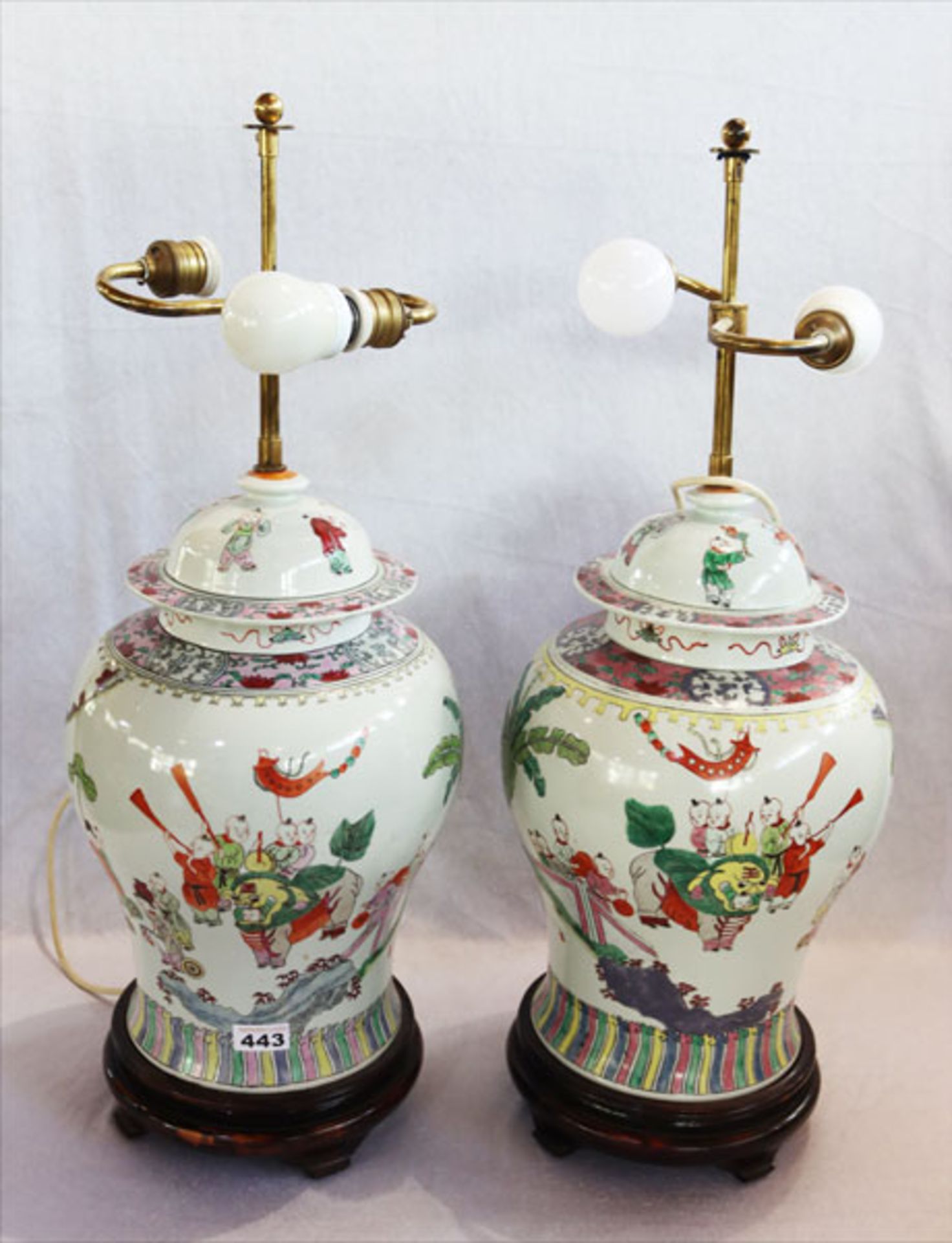 Paar chinesische Tischlampen in Form von Deckelvasen mit figürlichem und floralem Dekor, auf