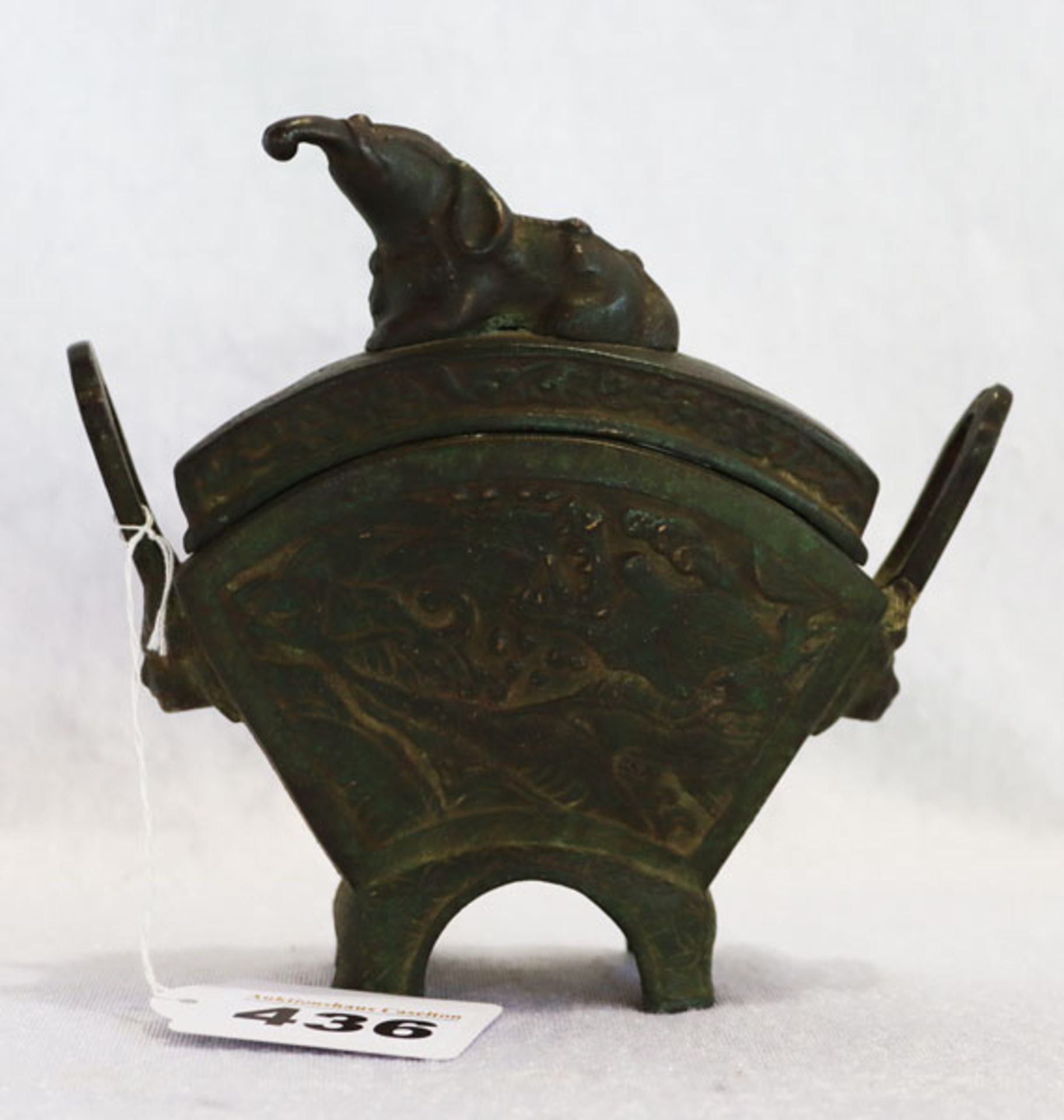 Asiatische Metall Dose mit seitlichen Griffen und plastischem Elefant, Reliefdekor, H 14 cm, B 15