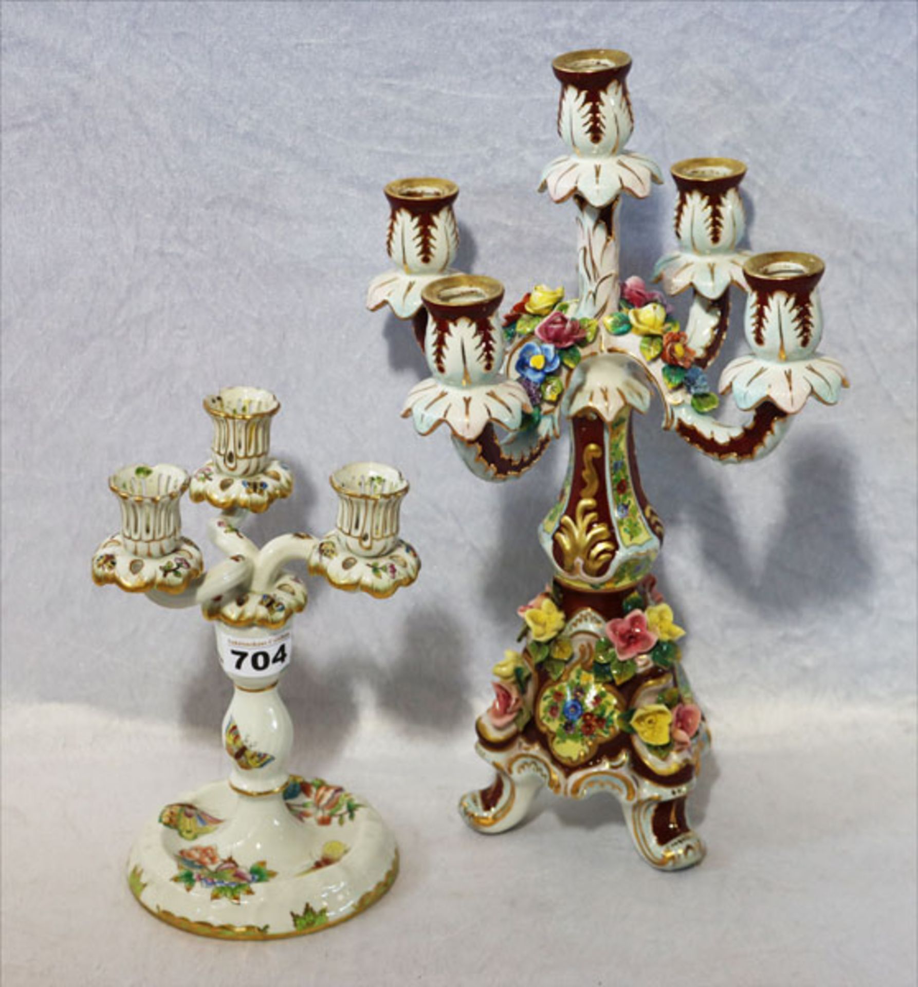 Herend Porzellan Kerzenleuchter, 3-armig, Dekor Victoria, eine Tülle beschädigt und geklebt, H 23