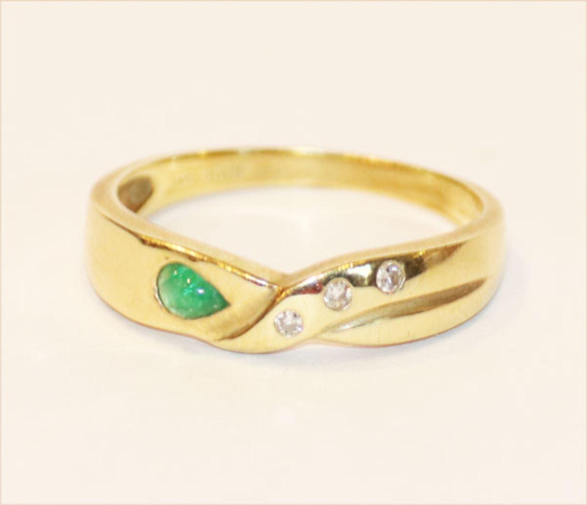 14 k Gelbgold Ring mit 3 Brillanten und Smaragdtropfen, 2,9 gr., Gr. 56