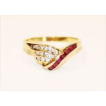 18 k Gelbgold Ring mit Diamanten und Rubinen in Careschliff, 2,8 gr., Gr. 56