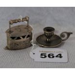 Silber Miniatur Kerzenleuchter, H 2 cm, und Bügeleisen, H 4 cm, zus. 43 gr.