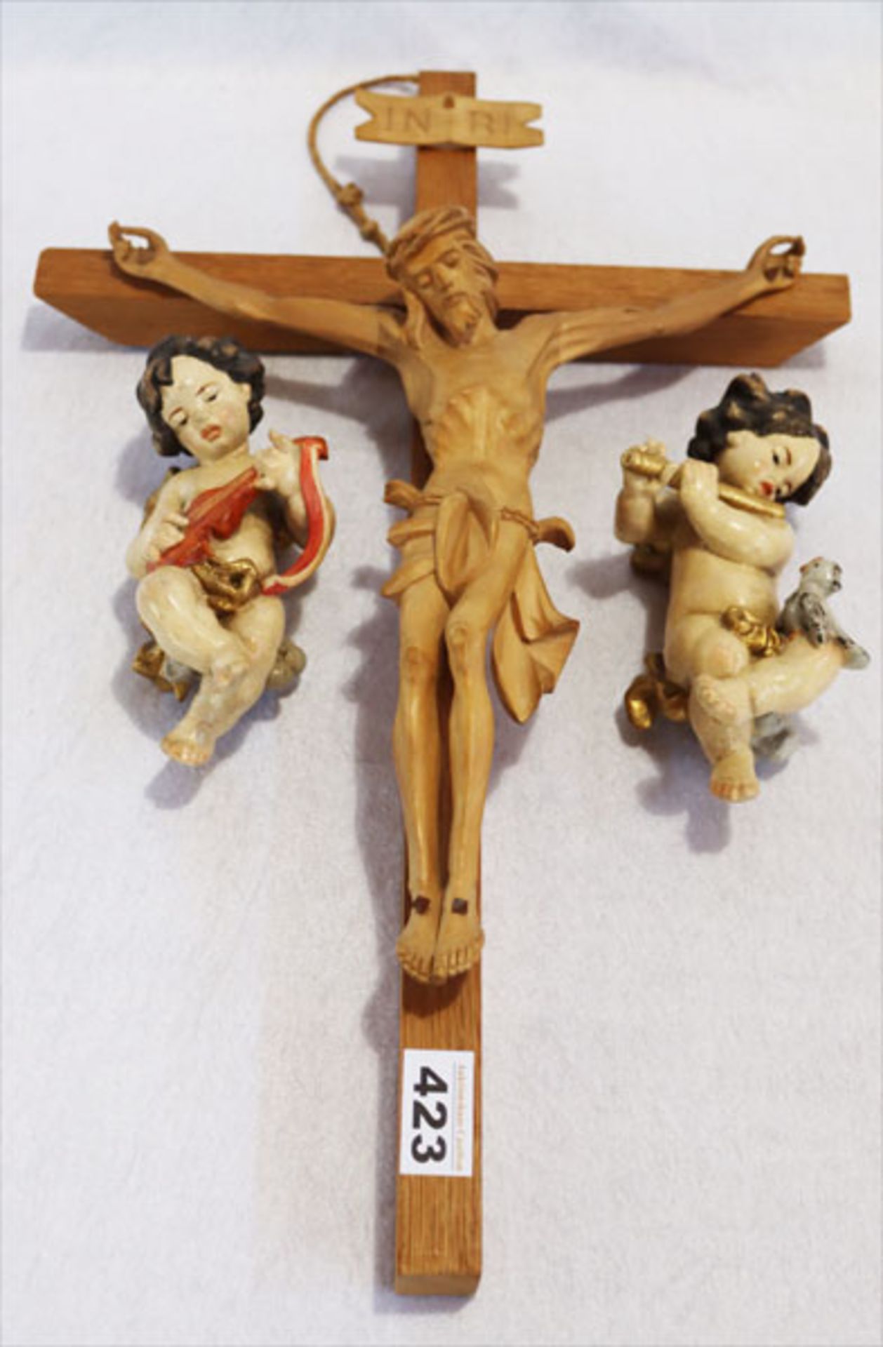Holzkreuz mit Korpus Christi, H 50 cm x 32 cm, und 2 'Musizierende Engel', farbig gefaßt, H 17 cm,