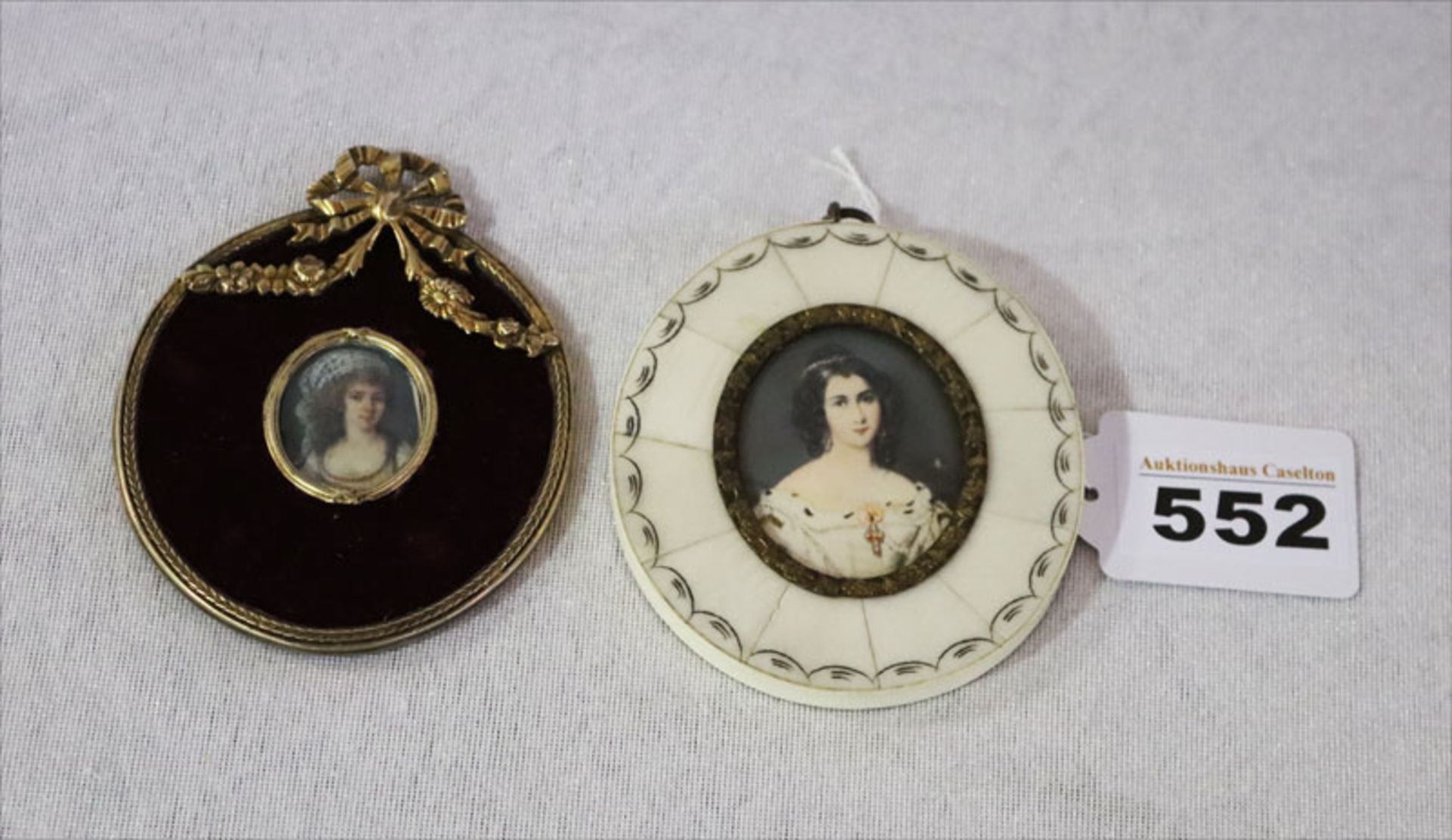 2 ovale Medaillonbilder 'Damenportraits', dekorativ gerahmt, 9 cm x 8 cm und 8,5 cm x 7,5 cm
