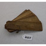 Interessante Schriftstücke auf dünnem Holz, gelocht und gefedelt, Altersspuren