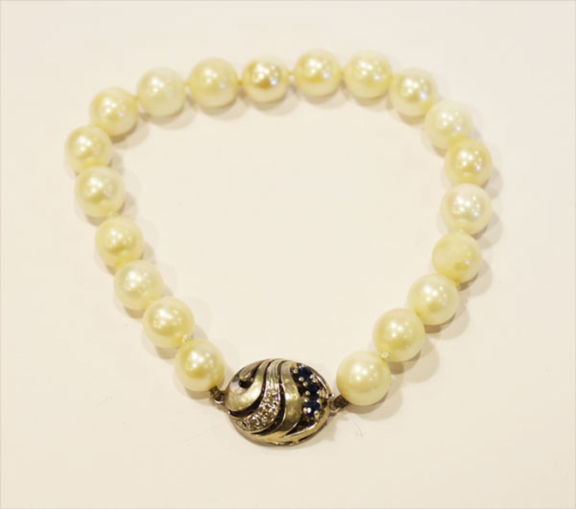 Perlen-Armband mit 14 k Weißgold Schließe, besetzt mit Diamanten und Safiren, teils mattiert, L 18