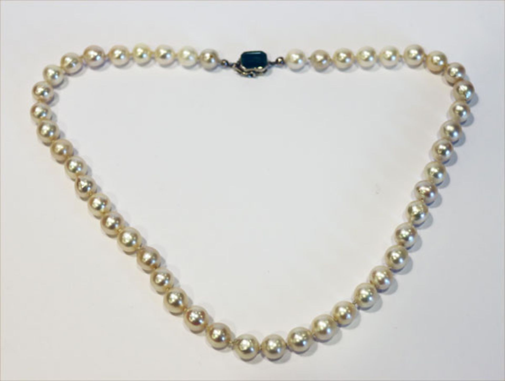 Perlenkette mit 14 k geprüfter Weißgold Schließe mit Turmalin, L 42 cm