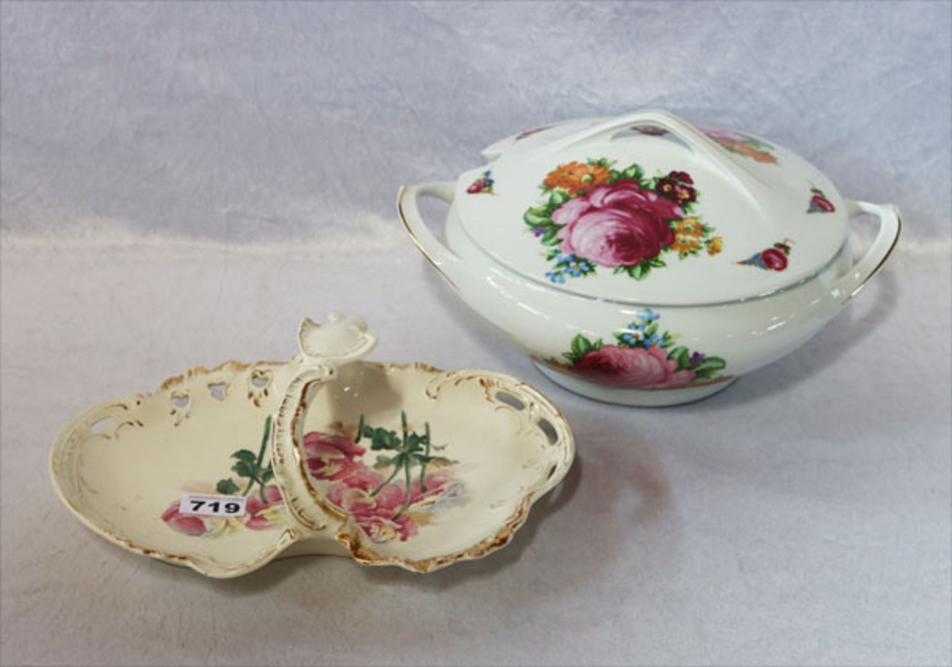 Große Porzellan Deckelterrine mit Blumendekor, H 18 cm, D 24 cm, und Keramik Henkelschale mit Rosen-