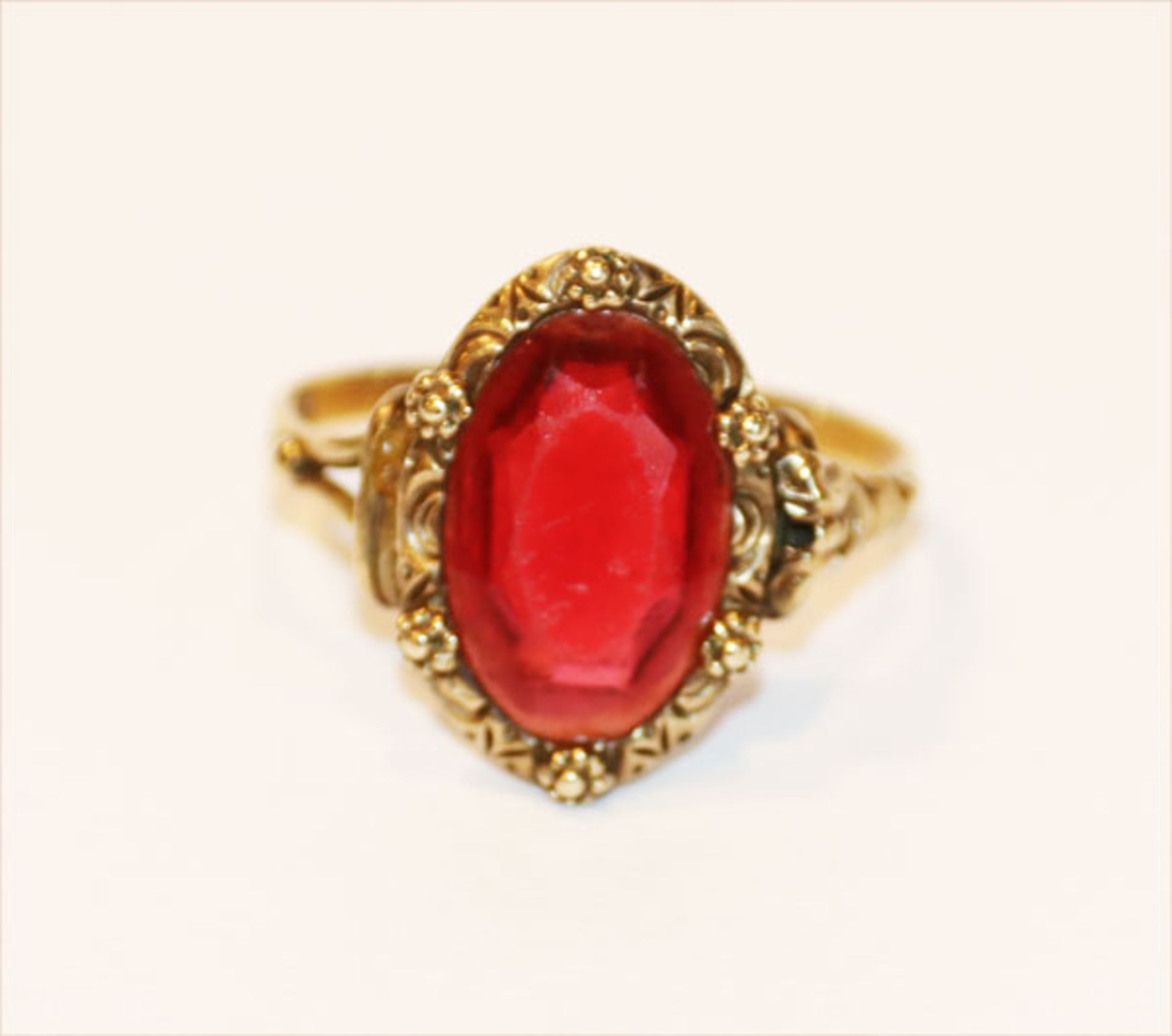 14 k Gelbgold Ring mit rotem Glasstein ?, verkratzt, 3,2 gr., Gr. 55