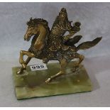 Messing Skulptur 'Asiatischer Reiter zu Pferd', auf grüner Marmorplinte, H 19 cm