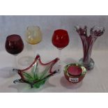 Glas-Konvolut 3 Weingläser mit farbigem Kelch, Regenhütte Vase, und 2 Schalen, Gebrauchsspuren