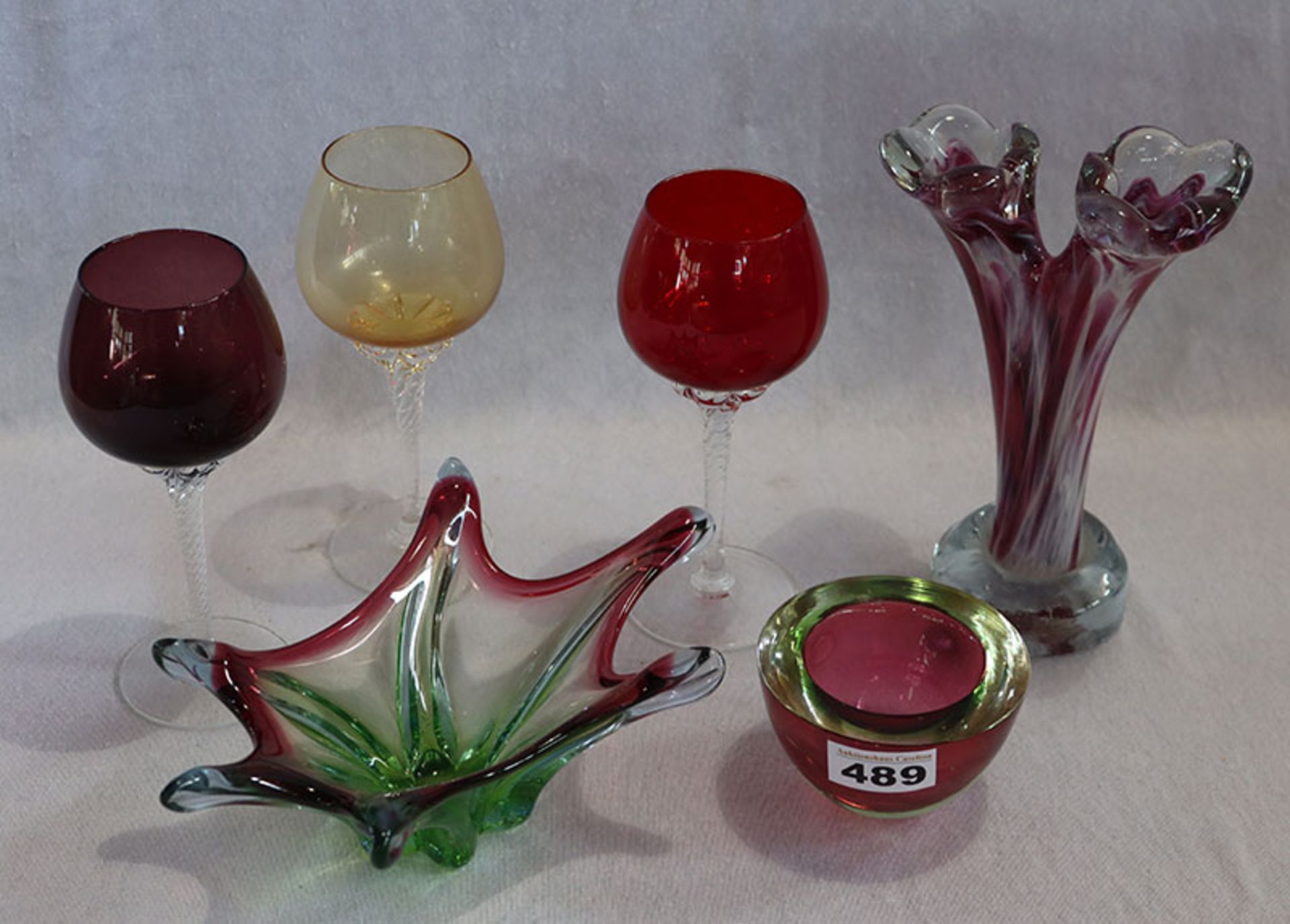 Glas-Konvolut 3 Weingläser mit farbigem Kelch, Regenhütte Vase, und 2 Schalen, Gebrauchsspuren