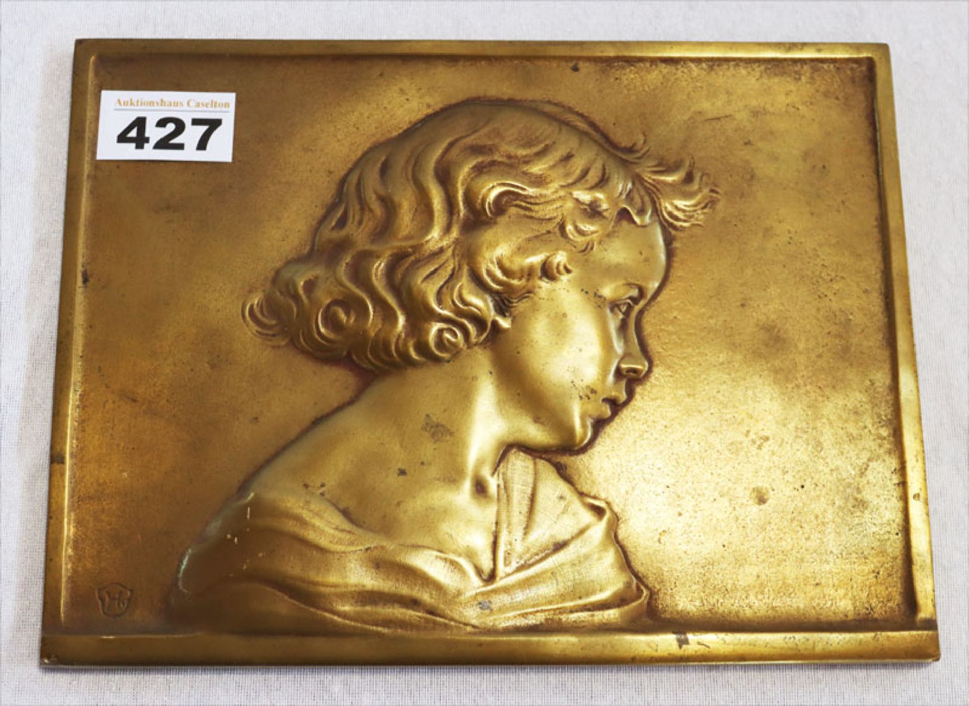 Messing Reliefplatte 'Kinderkopf', monogrammiert H, 18 cm x 23,5 cm, Altersspuren