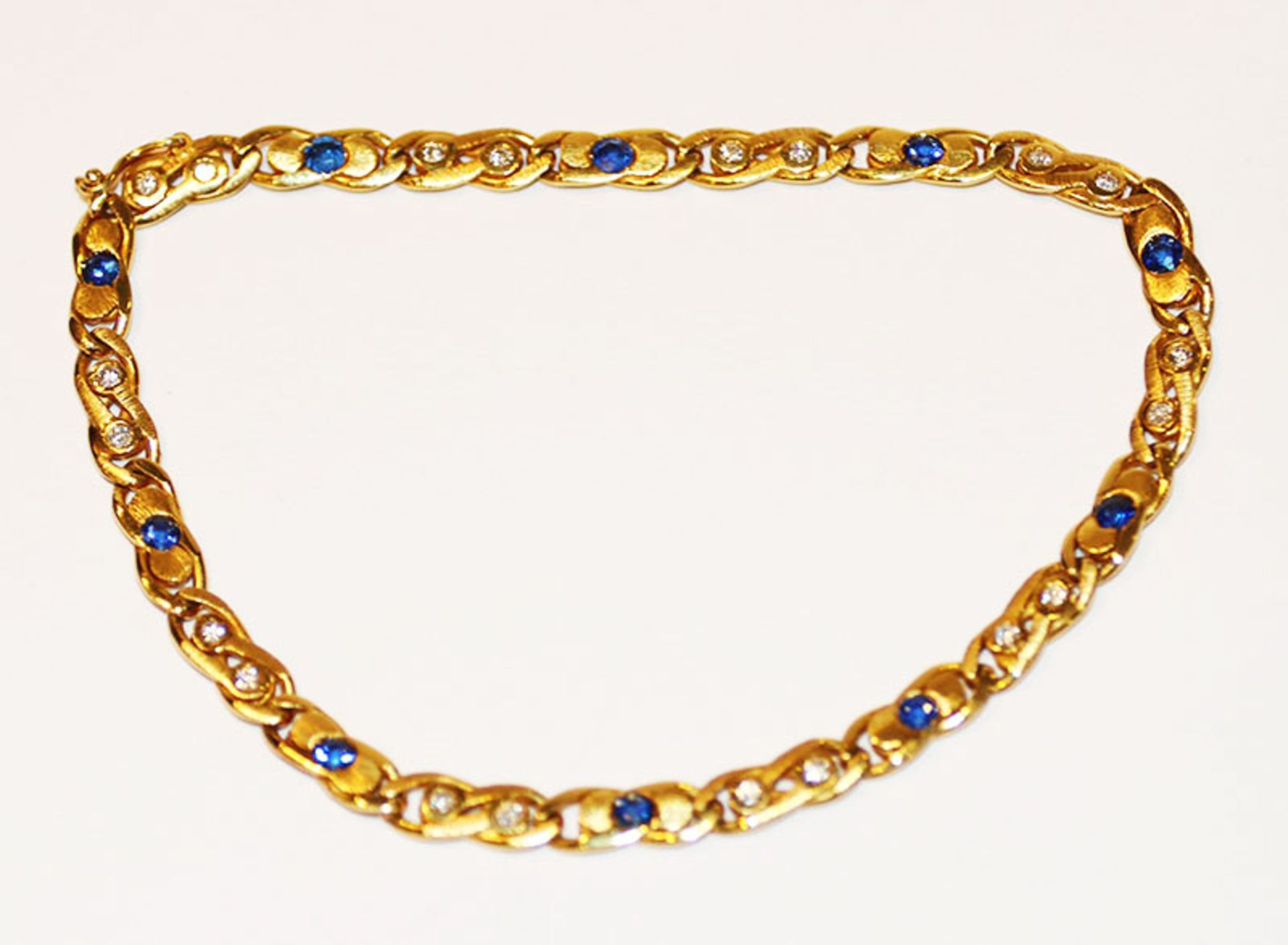 18 k Gelbgold geprüftes Armband, mit Diamanten und Safiren, 9,1 gr., L 16 cm