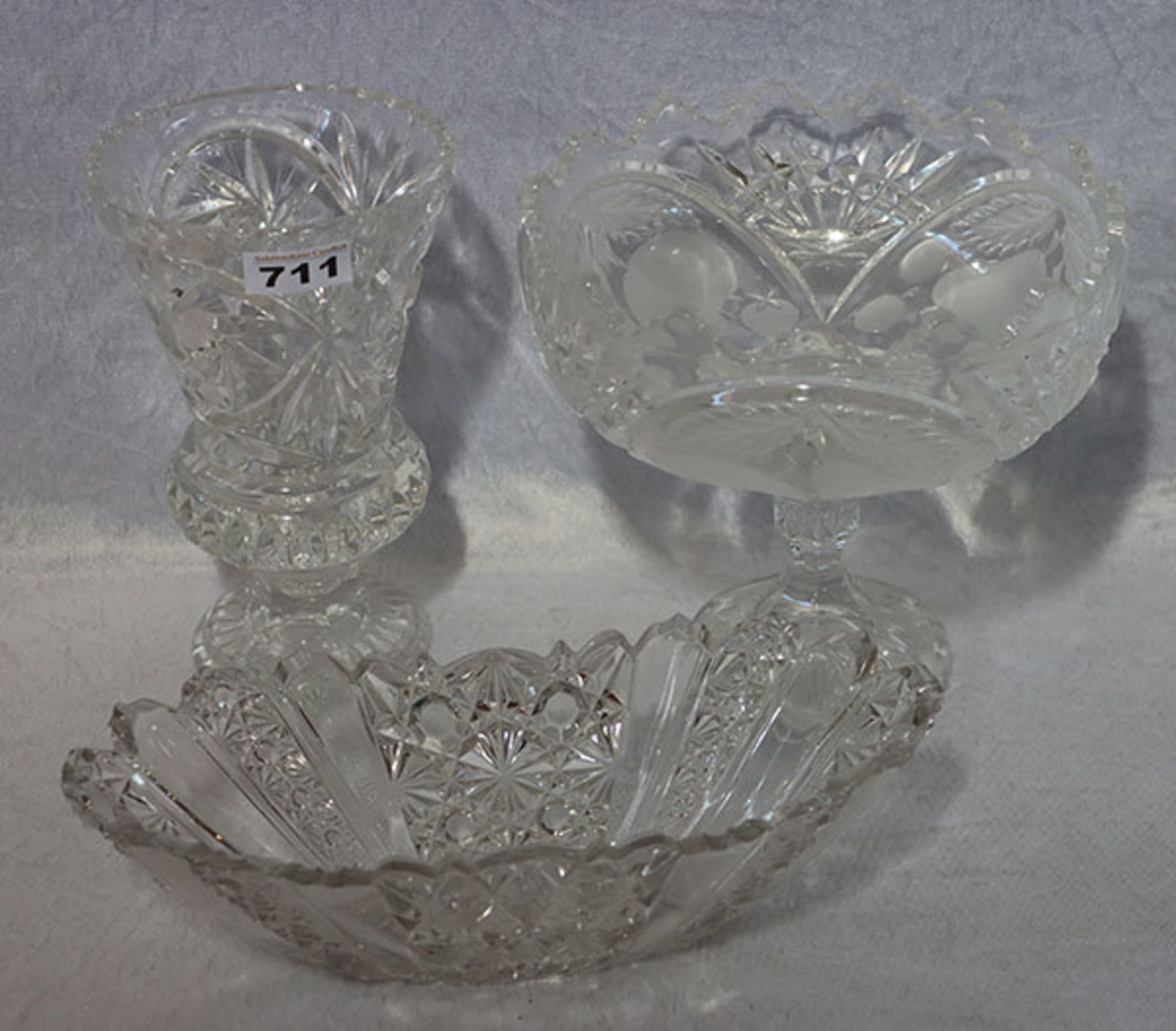Glas-Konvolut: Fußschale auf Fuß mit Früchtedekor, teils mattiert, H 20 cm, D 20 cm, ovale Schale, H
