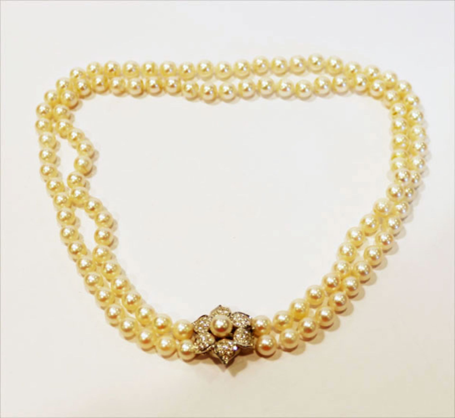 Perlencollier 2-reihig mit 18 k Weißgold Schließe in Blütenform mit Diamanten und einer Perle