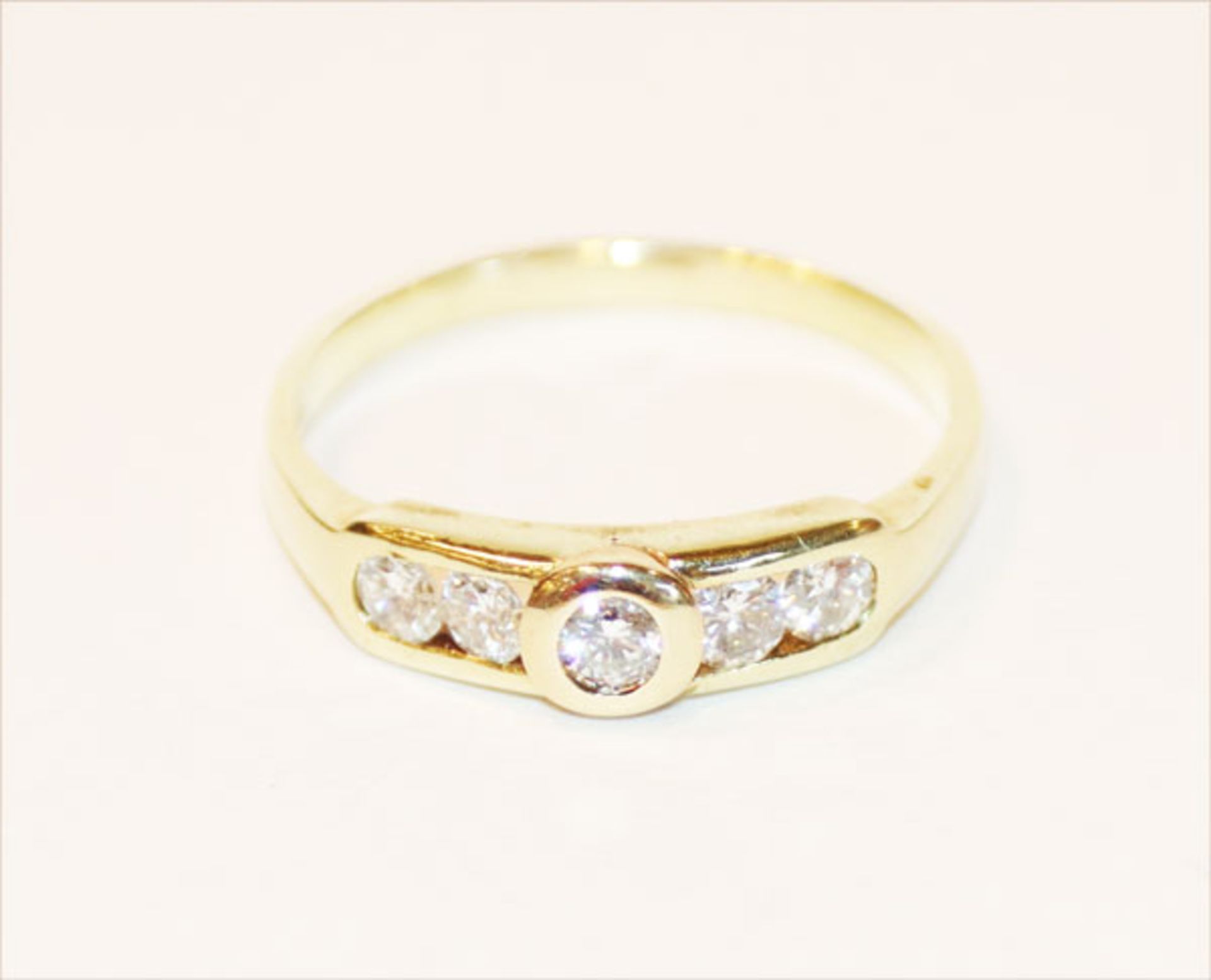 14 k Gelbgold Ring mit 5 Diamanten, 2,1 gr., Gr. 52