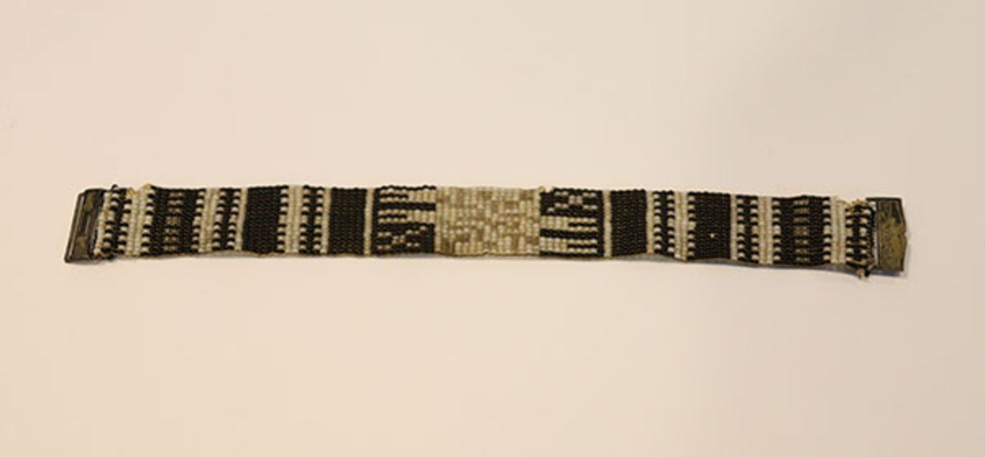 Feines Armband aus kleinen Glasperlchen mit Silberschließe, L 17,5 cm, interessante Handarbeit