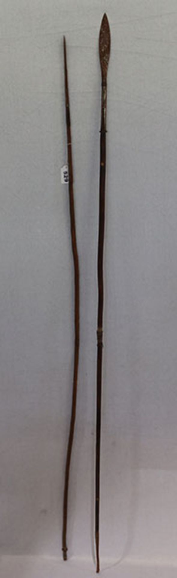 2 afrikanische Speere, L 165/170 cm, Altersspuren