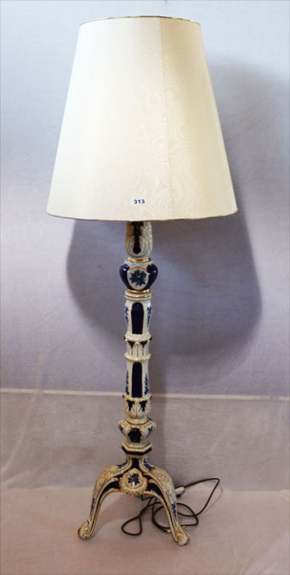 Plaue Porzellan Stehlampe mit blau/goldenem Dekor und beigen Schirm, H 171 cm, D 60 cm, Funktion