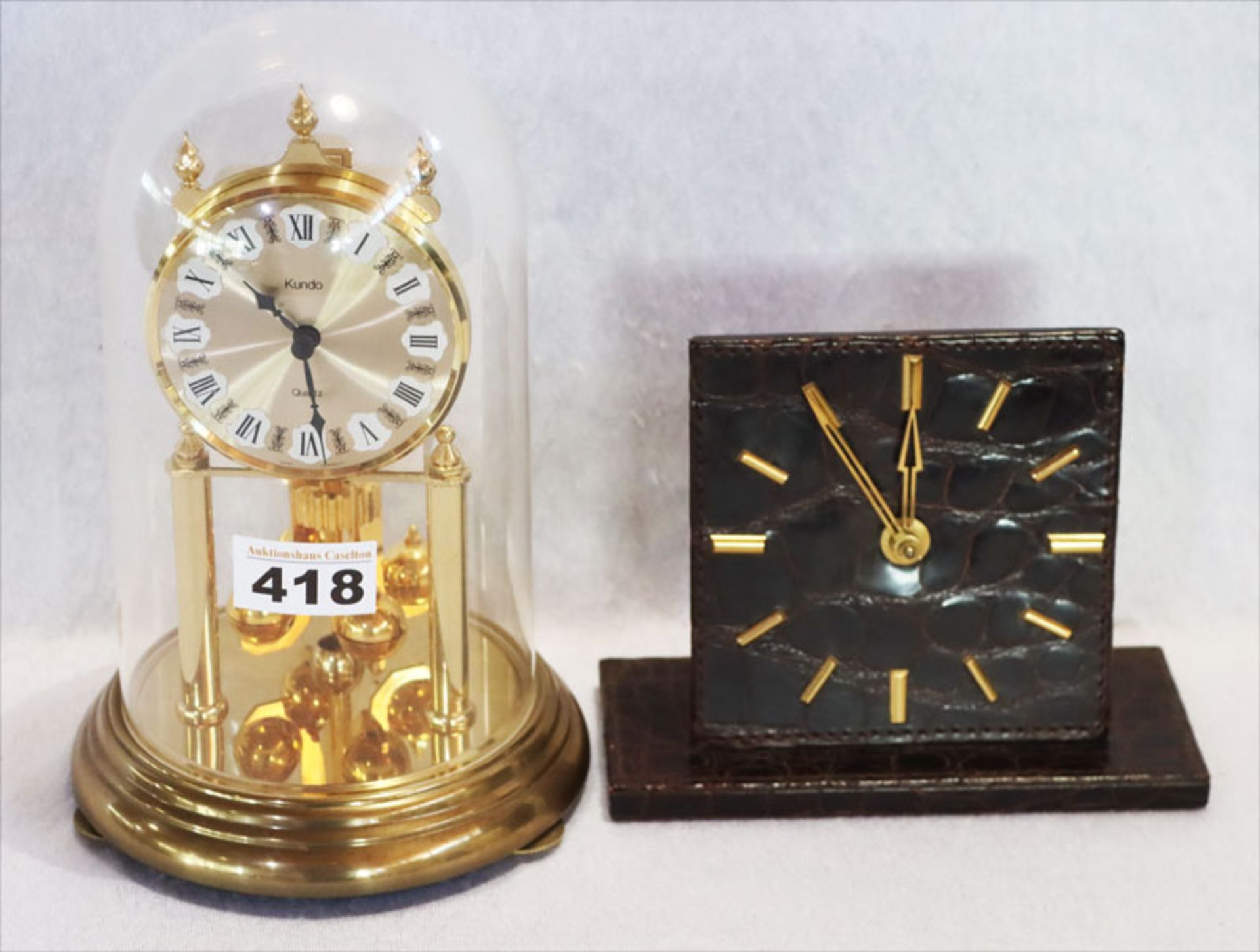 Kundo Quartz Uhr mit Kunststoffdom, H 23 cm, und Tischuhr auf Krokoimitat, H 14 cm, B 17 cm,