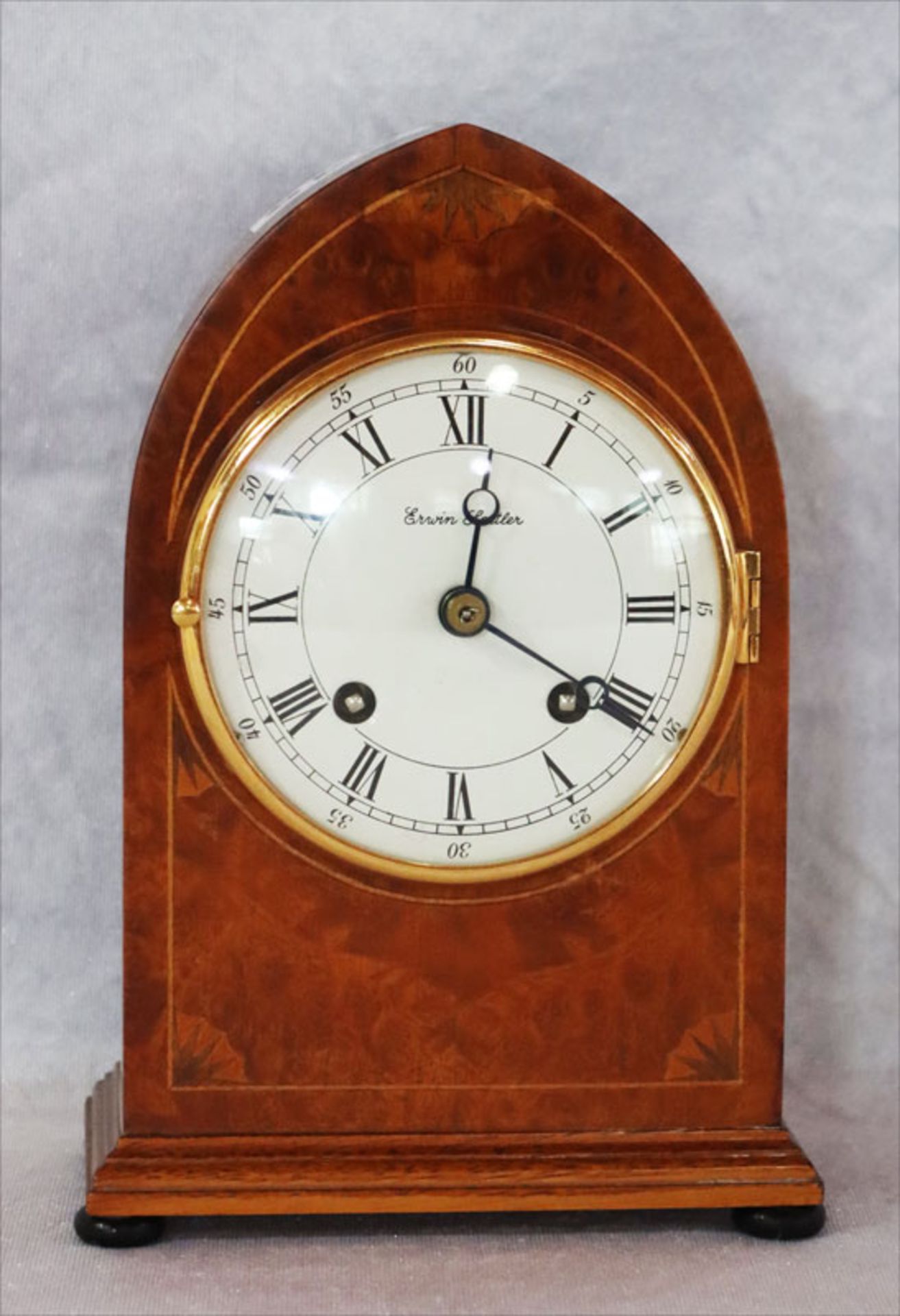 Erwin Sattler Kaminuhr mit 8-Tage Pariser Glockenschlagwerk, Modell Nr. 1120, feines Messing
