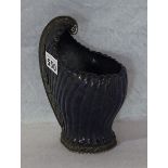 Lapislazuli Vase in ausgefallener Form mit Metallverzierung, H 19 cm, Gebrauchsspuren
