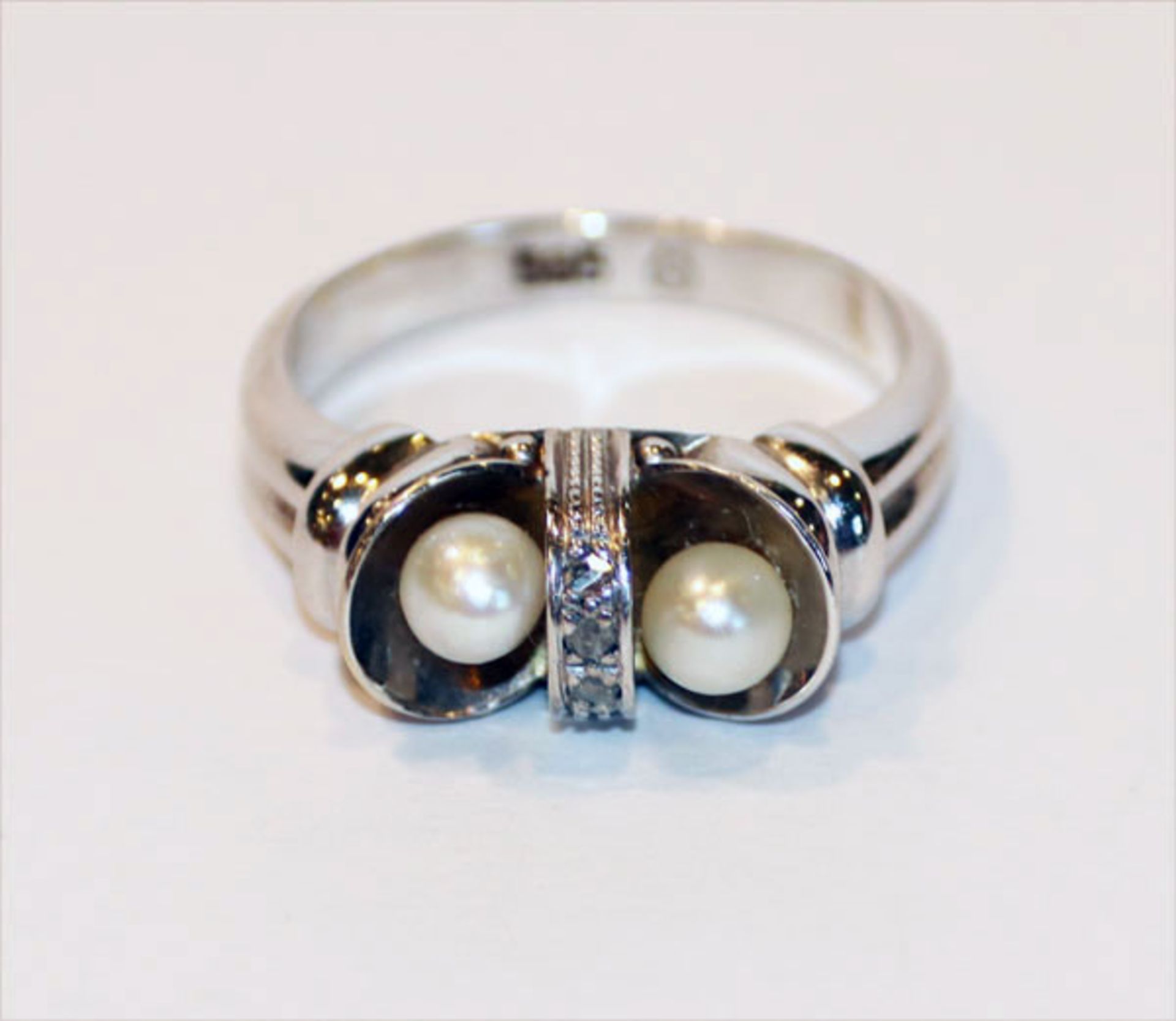14 k Weißgold Ring mit 2 Perlen und 3 Diamanten, 3,54 gr., Gr. 54