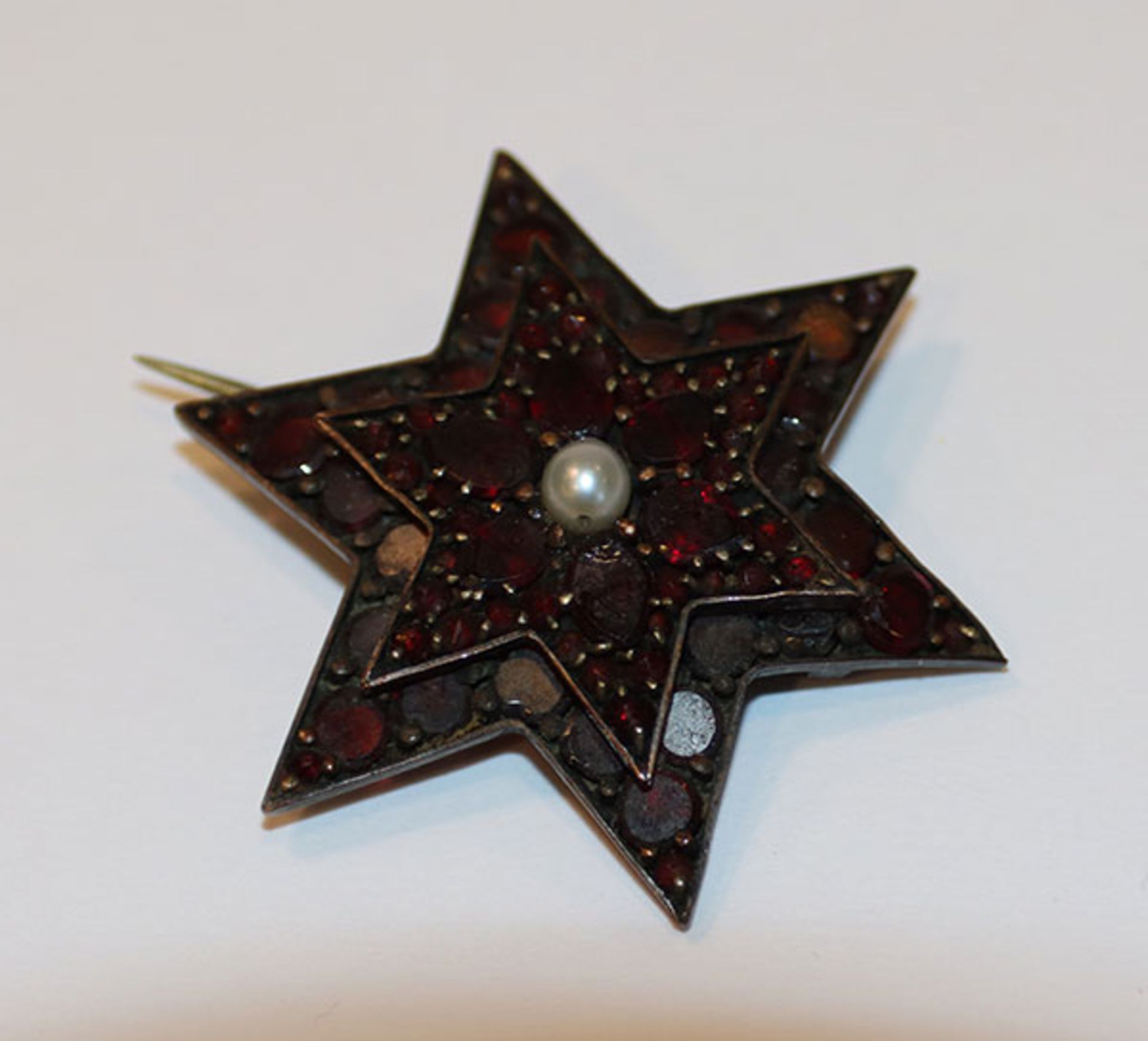 Doublé Granat-Stern mit Perle, um 1900, D 3,5 cm, Altersspuren