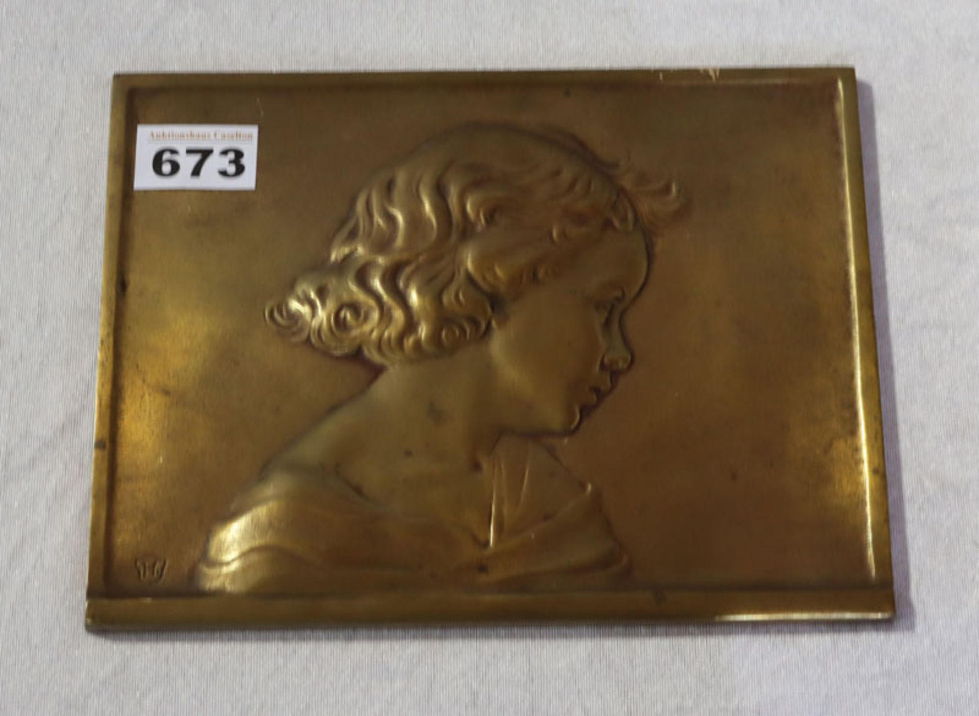 Messing Reliefplatte 'Kinderkopf', monogrammiert, H 18 cm x 23,5 cm, Altersspuren
