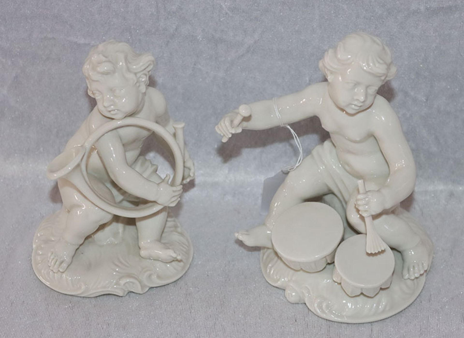 2 Porzellanfiguren 'Putto als Trommler' und 'Putto mit Waldhorn', Figuren aus dem Puttenorchester