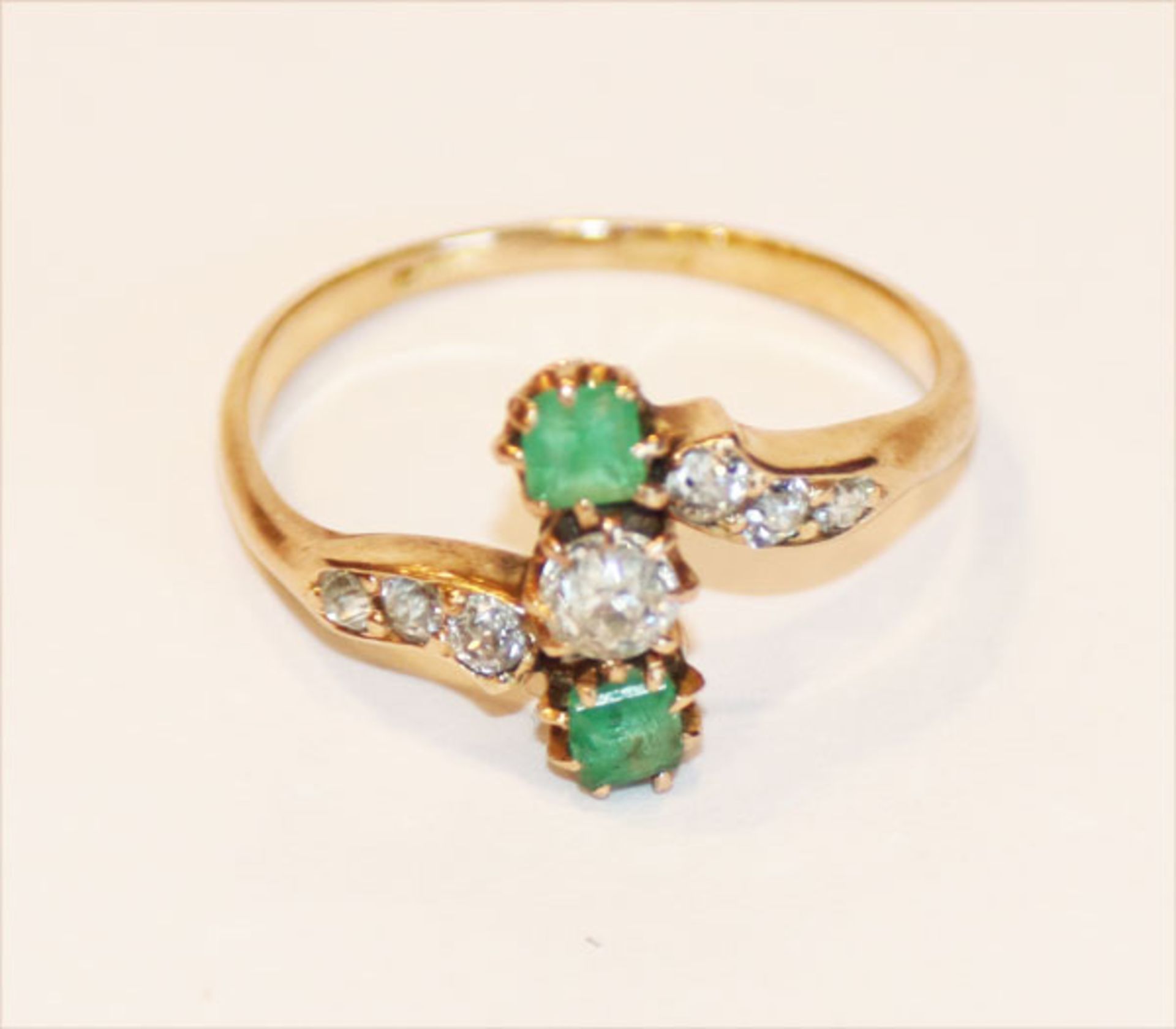 14 k Gelbgold Ring mit 2 Smaragden und 7 Diamanten, um 1900, 1,74 gr., Gr. 50