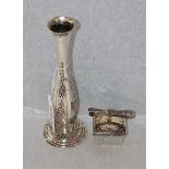 Vase mit Reliefdekor, 800 Silber und Süßstoffdose, Glas mit 800 Silber Deckel mit kleiner Zange,