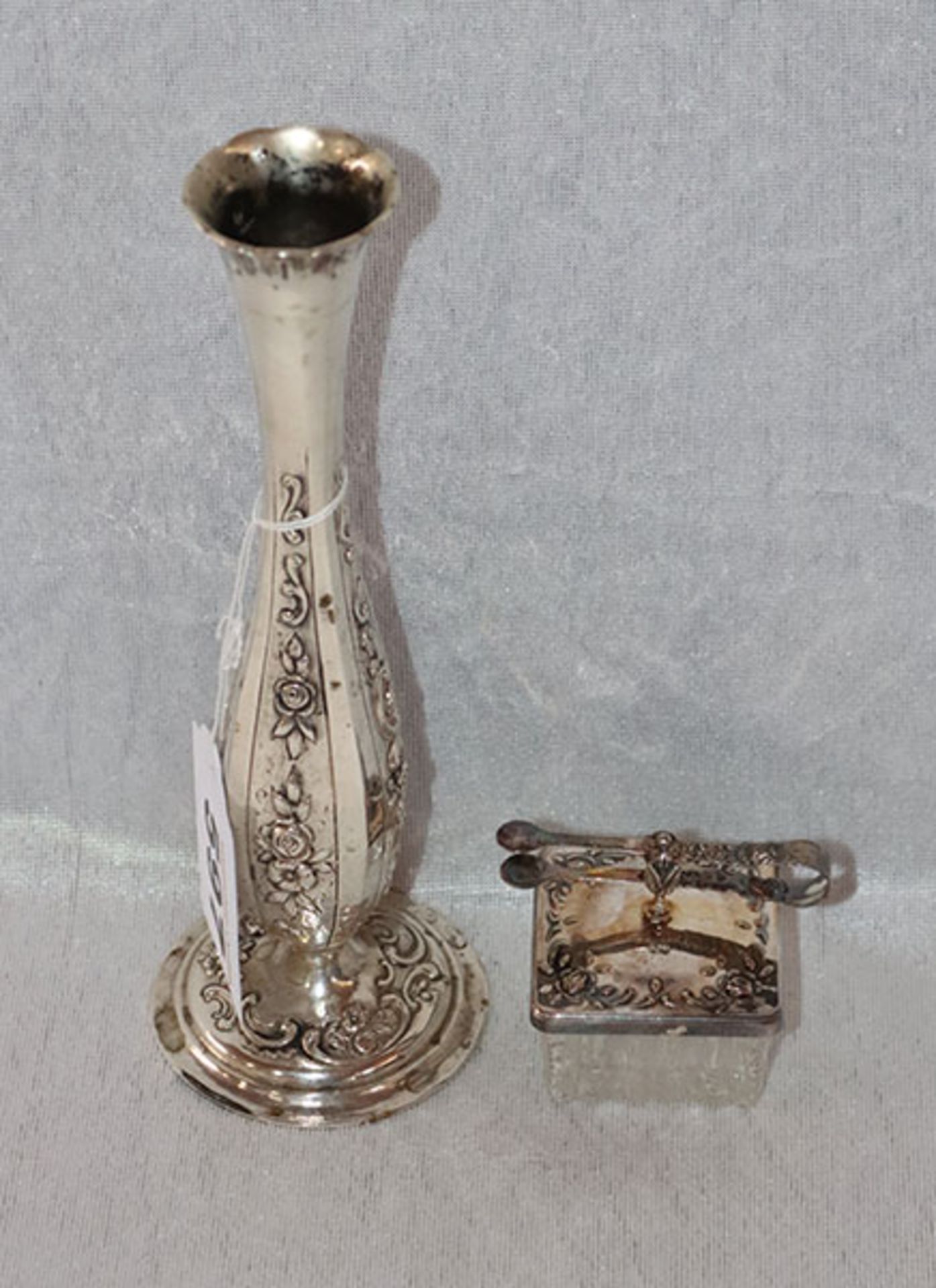 Vase mit Reliefdekor, 800 Silber und Süßstoffdose, Glas mit 800 Silber Deckel mit kleiner Zange,