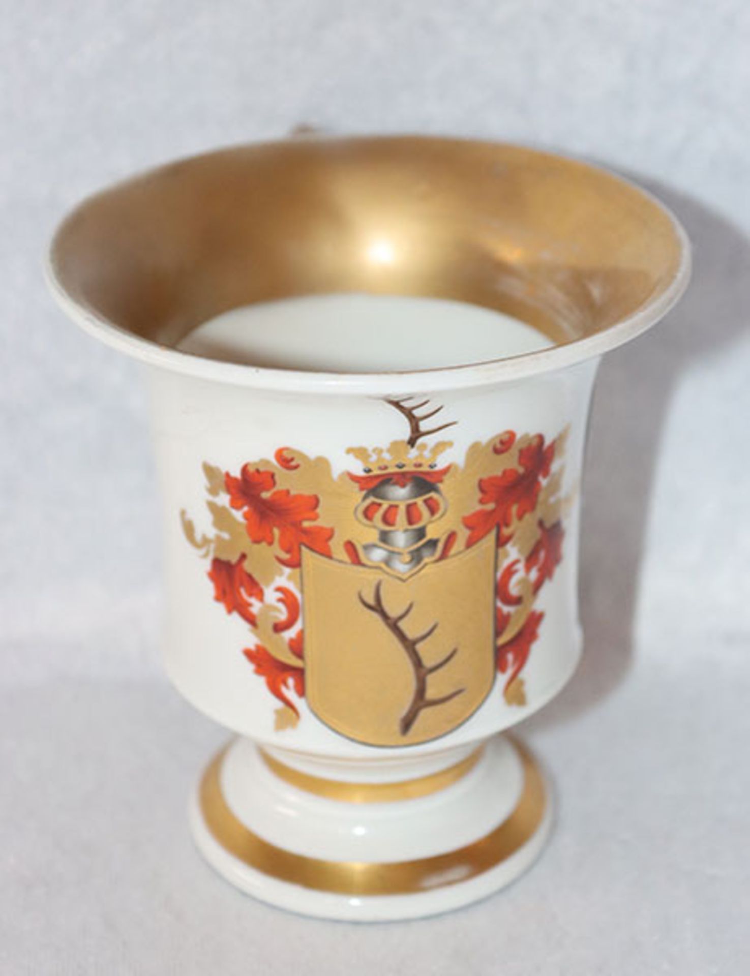 Porzellan Tasse mit Wappendekor, bez. Gustav v. Biberstein, restauriert und berieben, H 10 cm