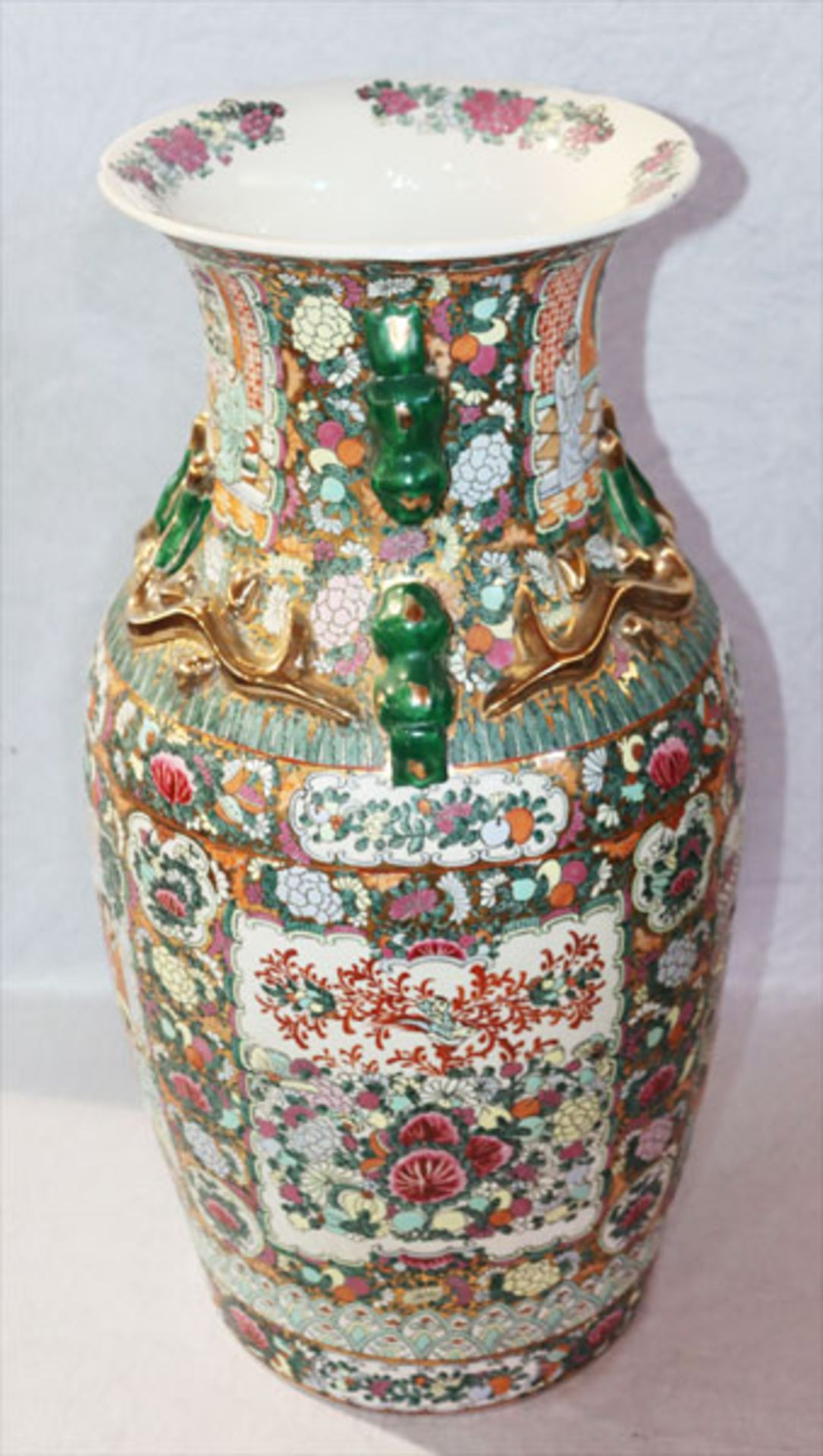 Chinesische Bodenvase mit reichem figürlichem und floralem Dekor, plastische Verzierungen, H 64
