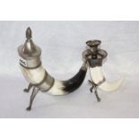 Trinkhorn mit Metallverzierungen, H 24 cm, L 25 cm, und Horn-Kerzenleuchter mit Metallverzierung,